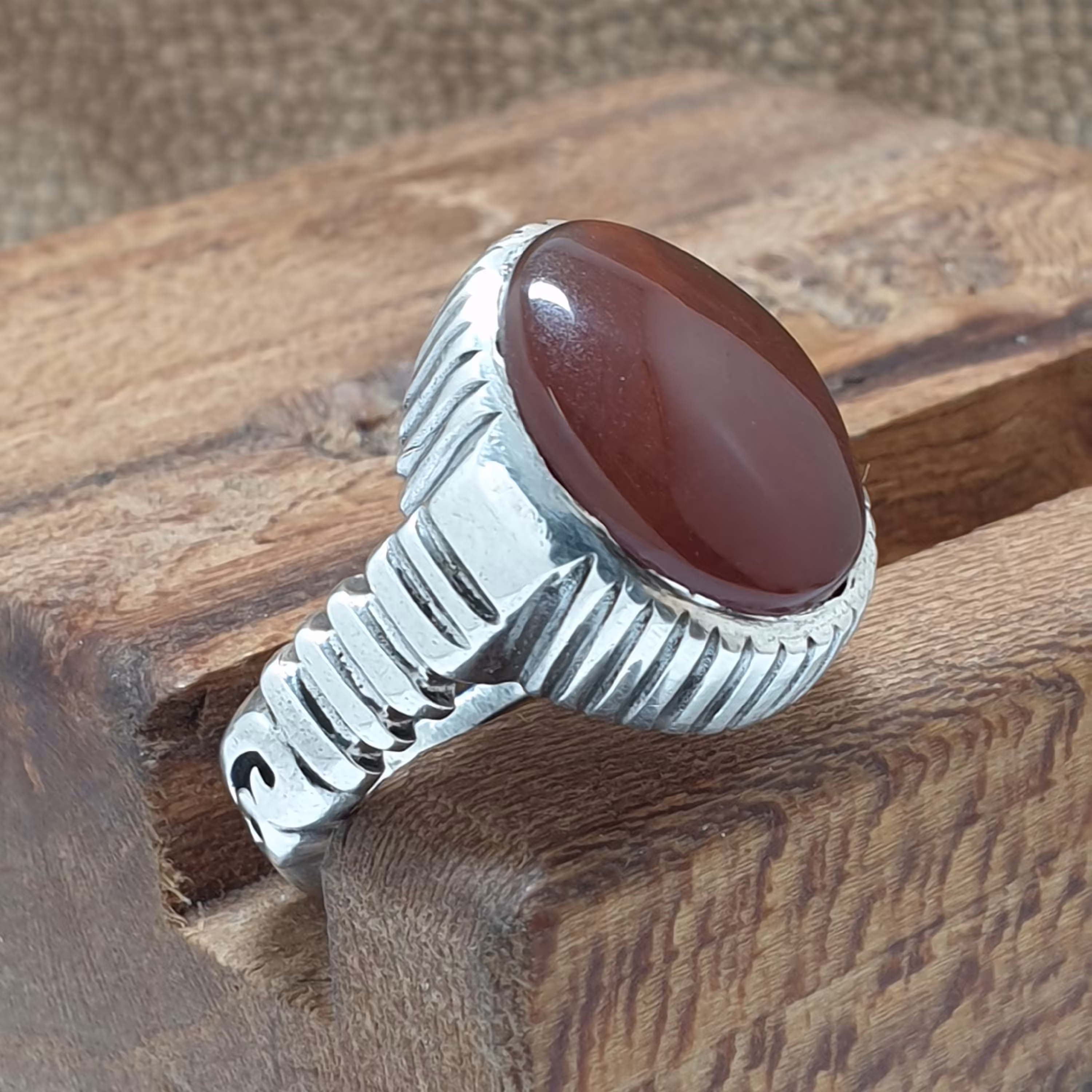 عقیق یمنی سرخ اصل و معدنی با رکاب نقره زیبای مردانه مدل صفوی خط راست