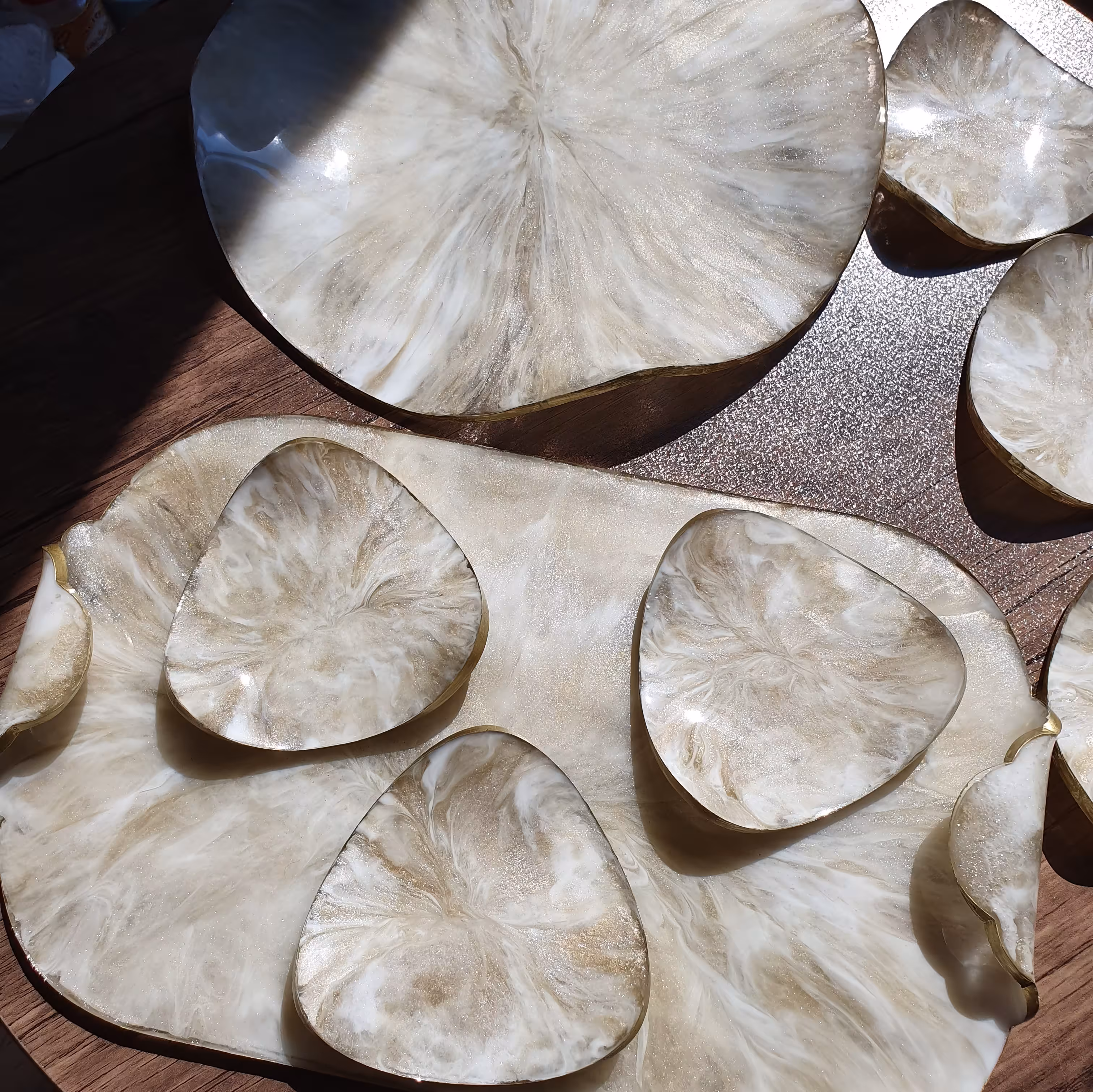 سرویس پذیرایی طرح مرمر  شامل 6 عدد پیاله و یک عدد سینی ومیوه خوری