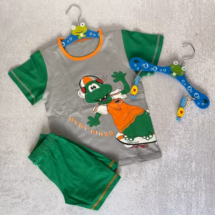 تیشرت و شلوارک پسرانه طرح دایناسور.  پشت و جلو تیشرت چاپ دارد.  طرح جذای دایناسور.  اژدها