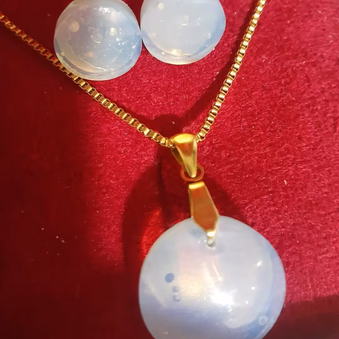 نیمست سنگ طبیعی و معدنی‌  آبسیدین  رنگ آبی روشن  طرح دایره اتصلات استیل درجه یک و رنگ ثابت گوشواره میخی