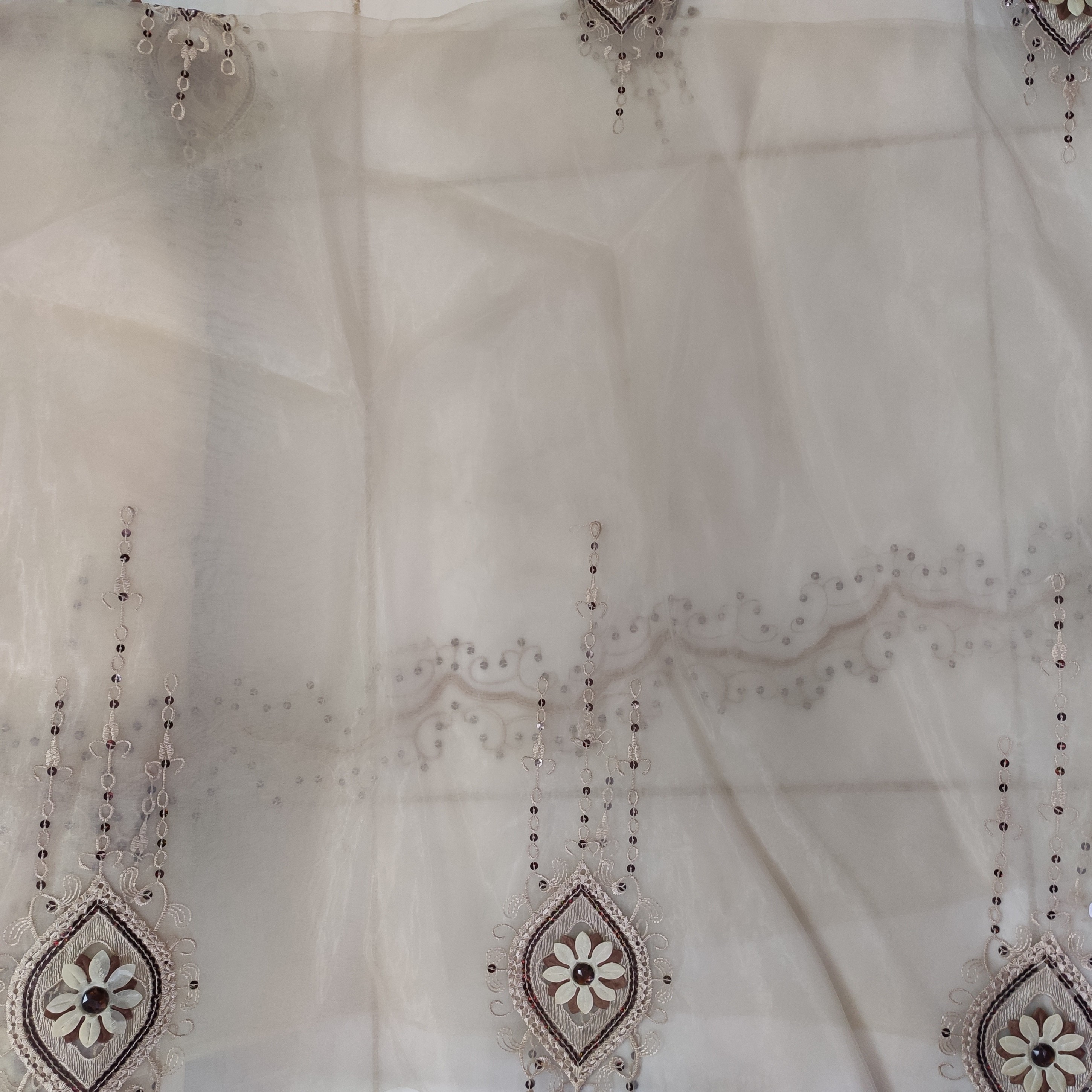پارچه پرده حراجی ( کد 20)جنس حریر شیشه گل برجسته( مبلغ محصول برای یک متر پارچه هست )