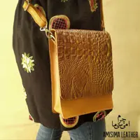 کیف دوشی چرم طبیعی امیسیما کد D-113 (عسلی روشن طرح کروکدیل)
