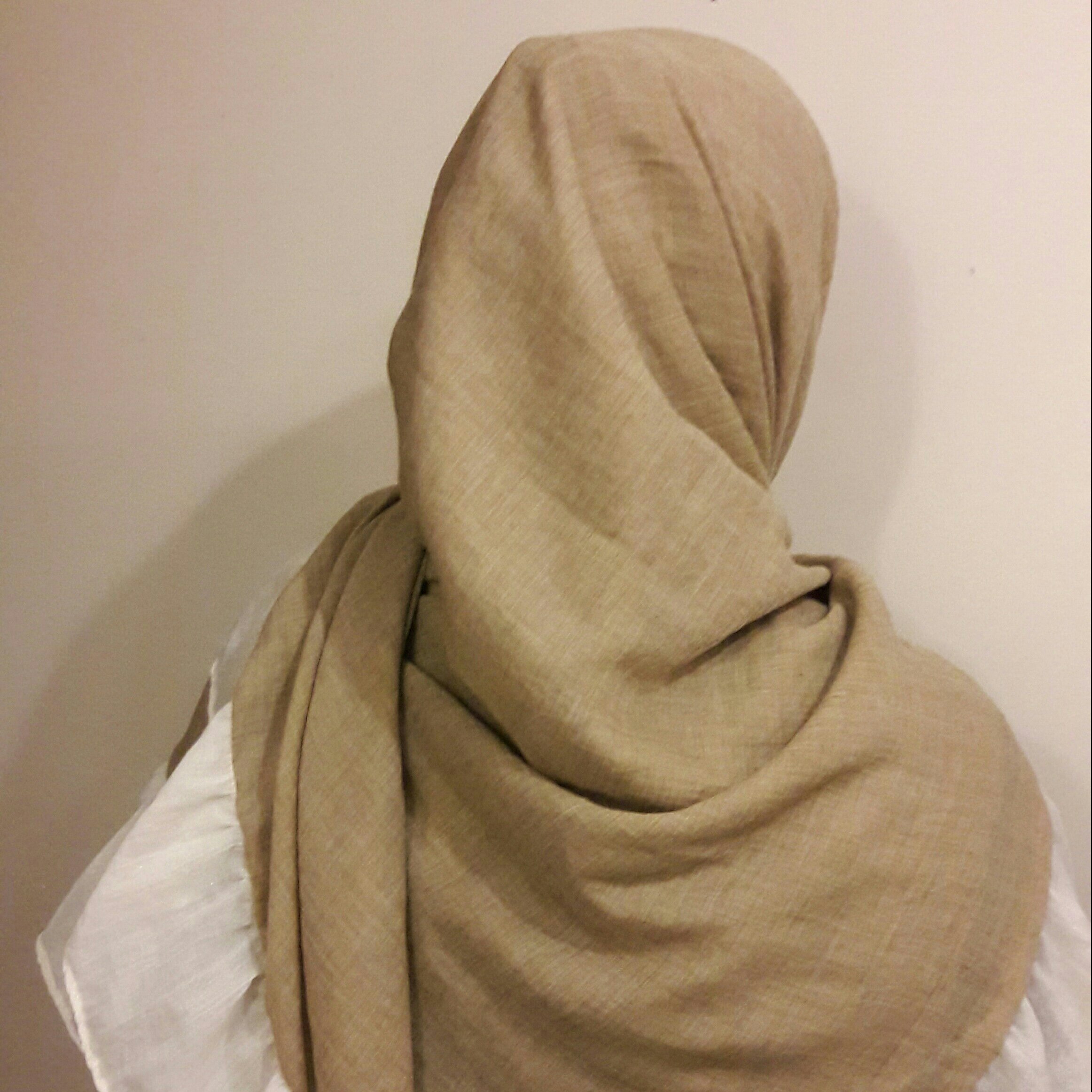 روسری وال نخی عیدانه رنگ شنی که با اکثر رنگ ها ست میشود