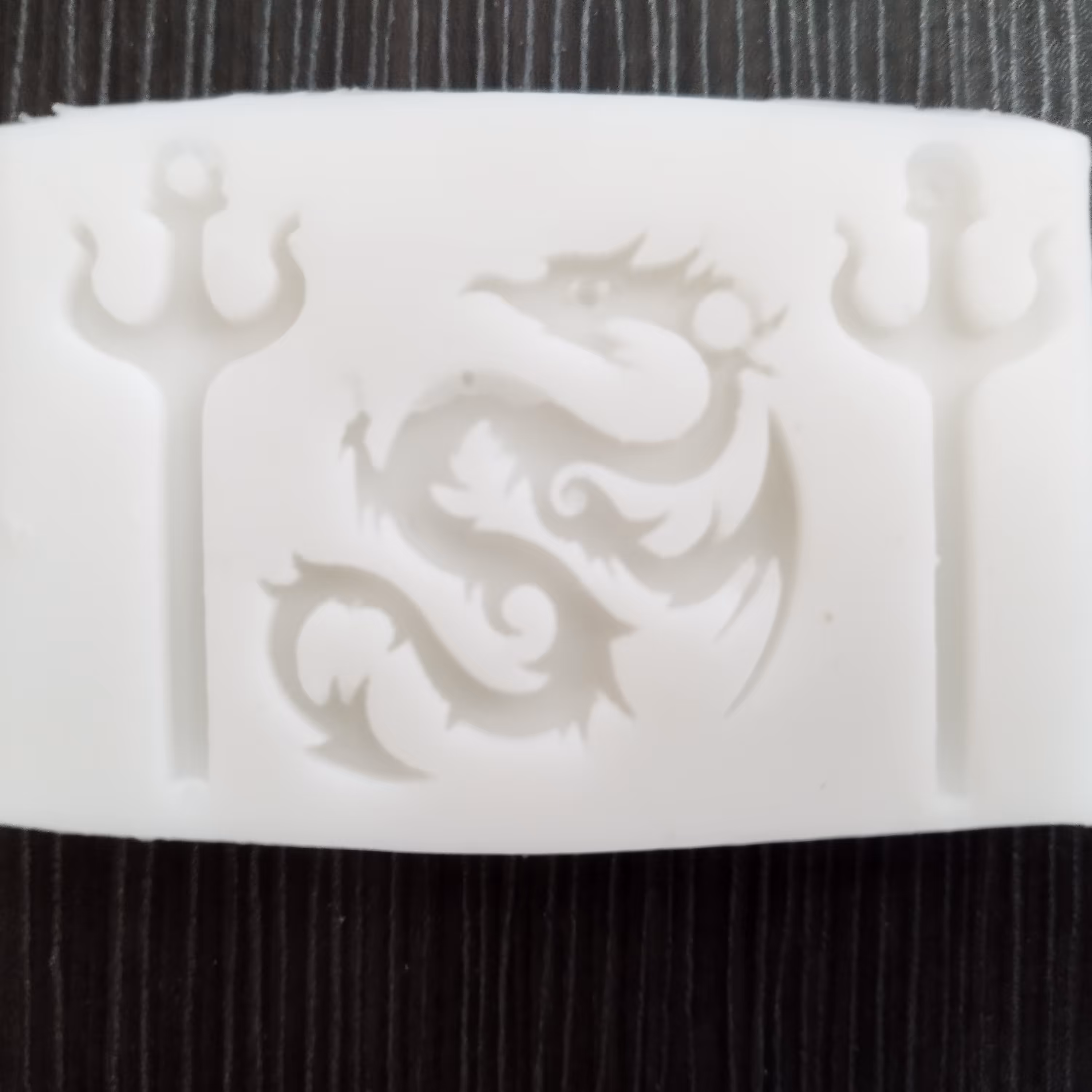 قالب سیلیکونی رزین  طرح اژدهای نگهبان مناسب برای زیورآلات 