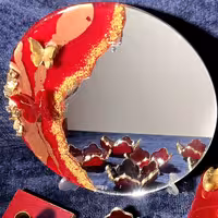 آینه هفتسین قرمز رنگ قطر 30 سانت تزئین شده با رزین اپوکسی 