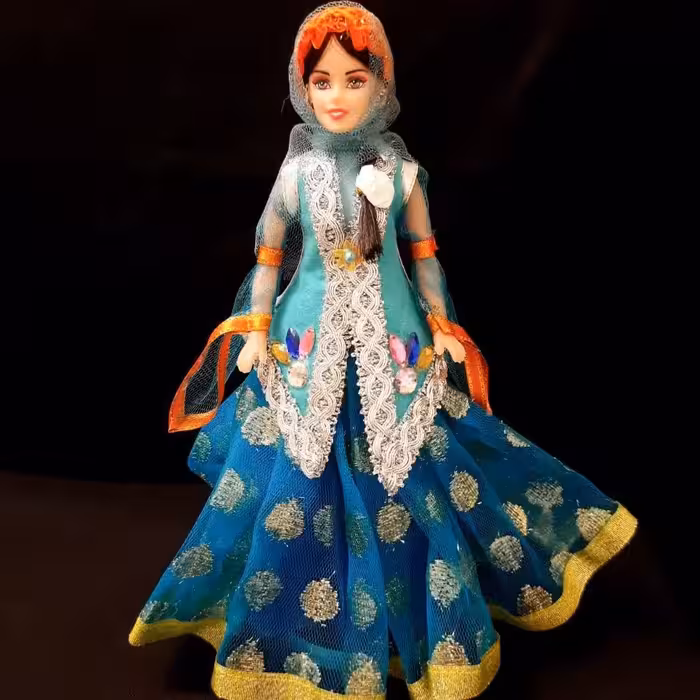 عروسک با لباس سنتی ایران