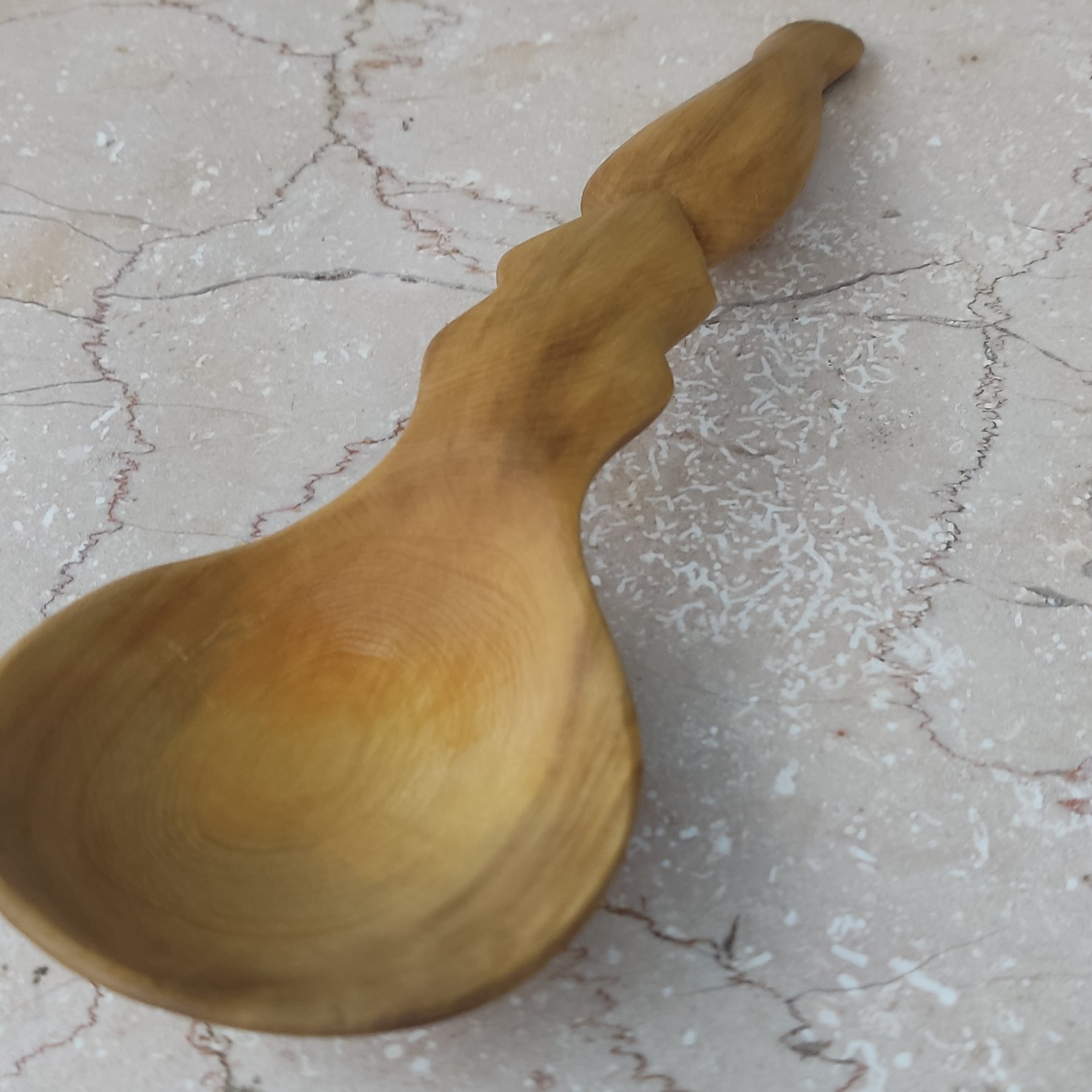 ملاقه چوبی سایز متوسط جنس چوب هم ازار است  طرح دار است  و طرح روی ملاقه به سلیقه شما تغییر میکند 