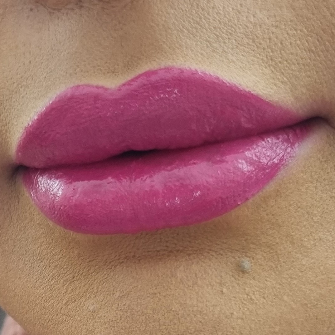 رژلب جامد رولی.رژلب مدادی.رژلب مایع.رژلب گیاهی و طبیعی.رنگ این رژلب صورتی شماره 2