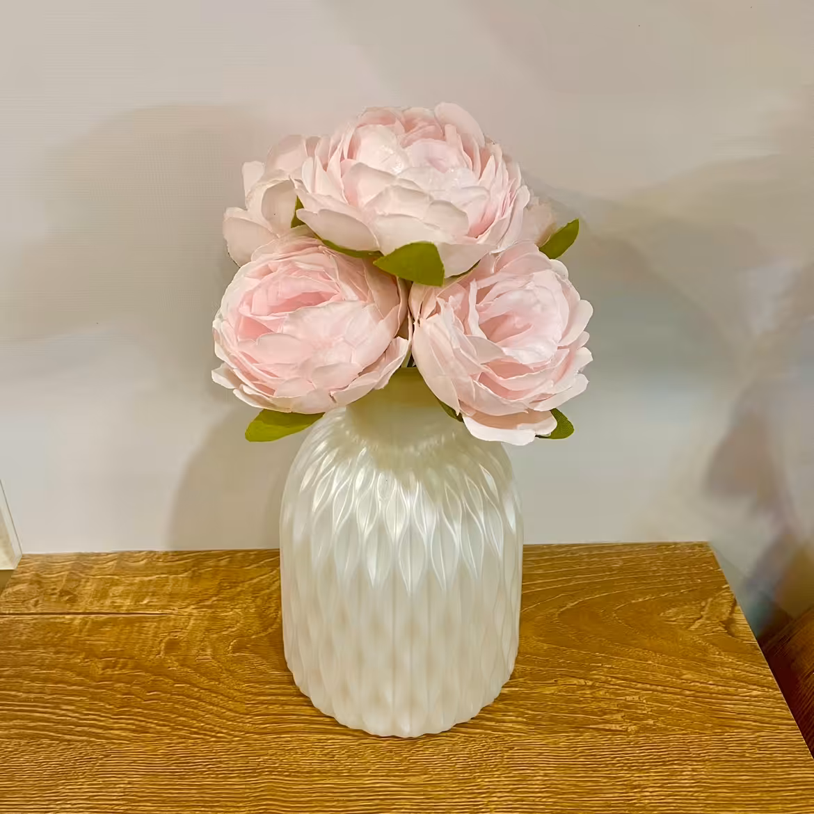 گل مصنوعی پیونی همراه با  گلدان با رنگ بندی متنوع