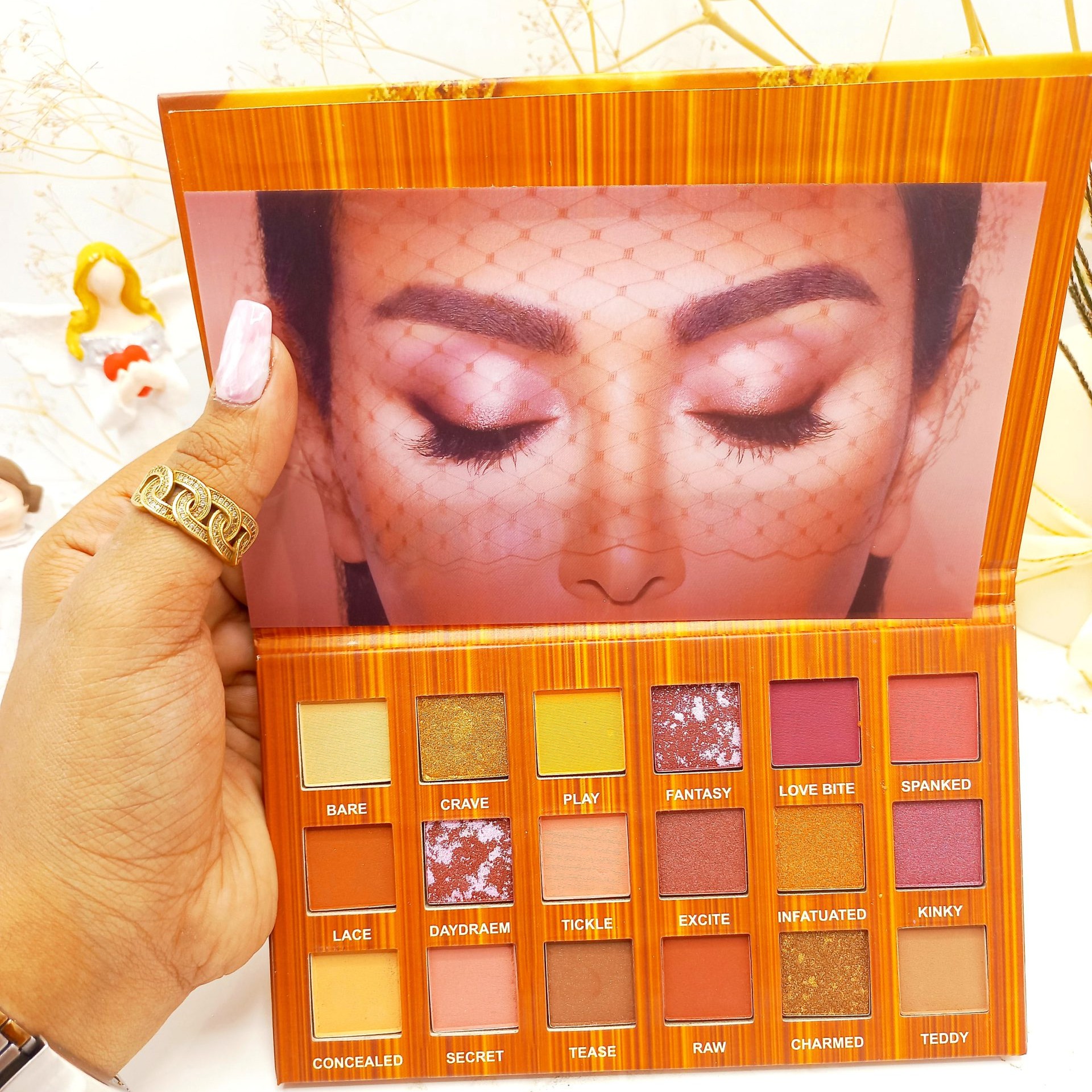 پالت سایه چشم 18 رنگ هدا بیوتی HUDABEAUTY( جلد نارنجی )