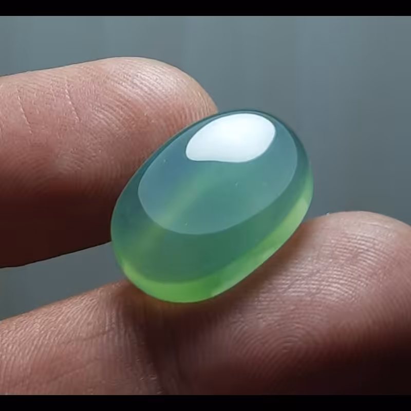 نگین عقیق سبز کاهویی خوش رنگ و زیبای معدنی