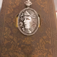 مدال رخ لیلی کار دست قلم زنی استاد صفایی