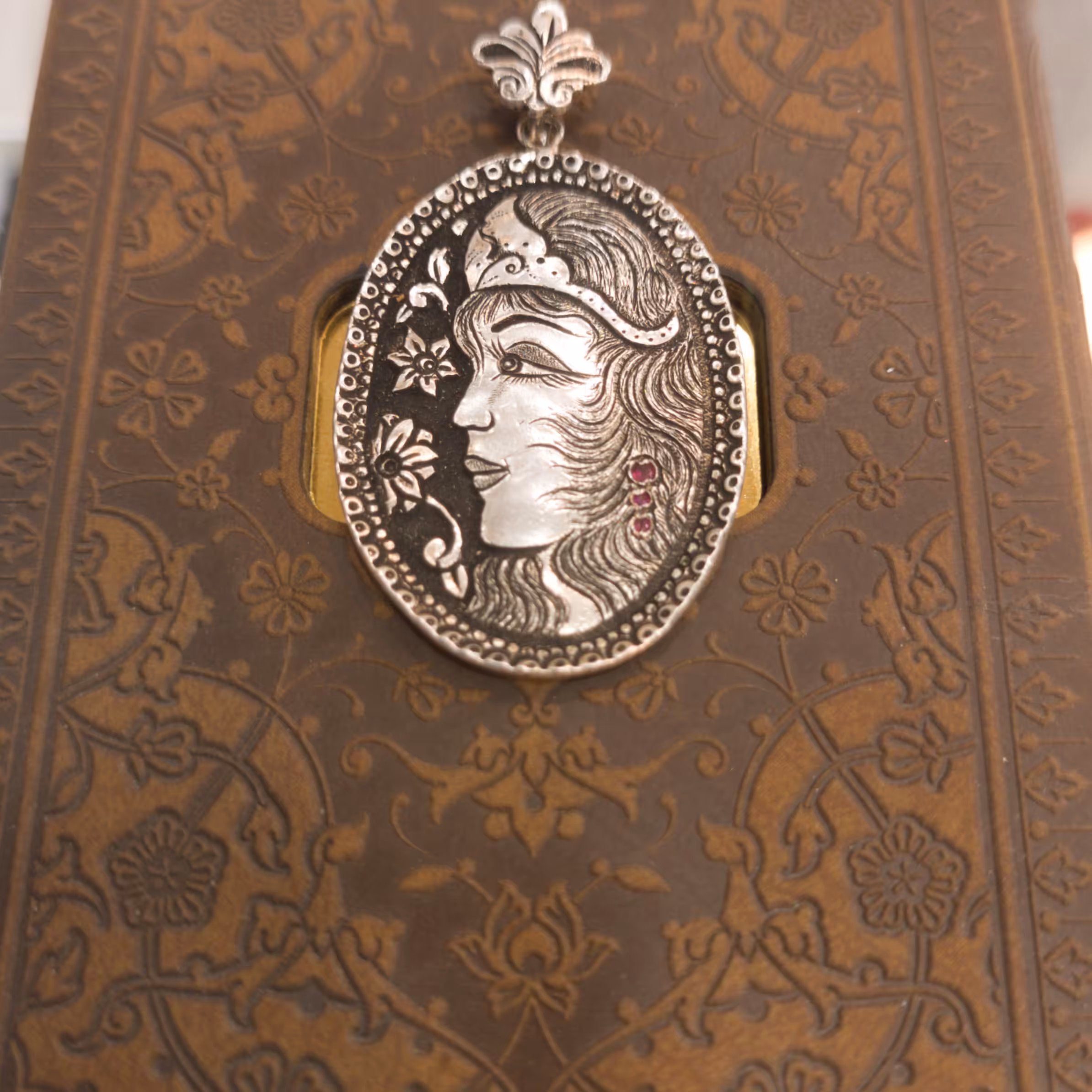 مدال رخ لیلی کار دست قلم زنی استاد صفایی