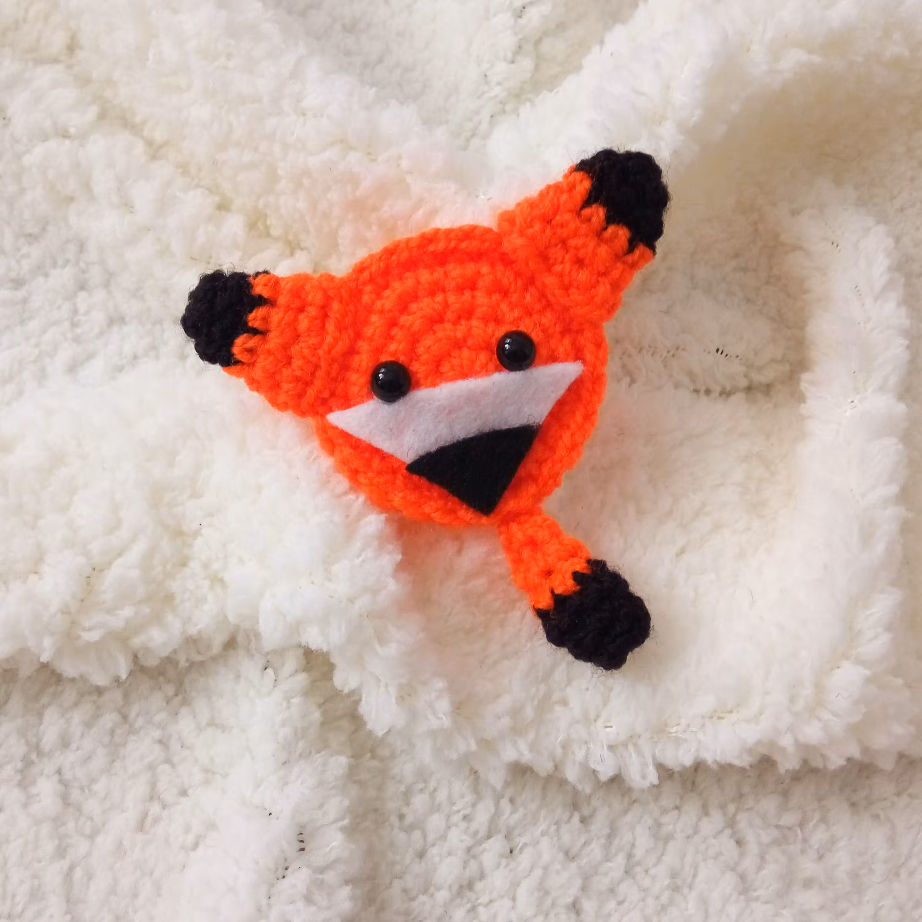 پیکسل (سنجاق سینه) بافتنی فانتزی دستباف طرح روباه کوچولو سفیرباف