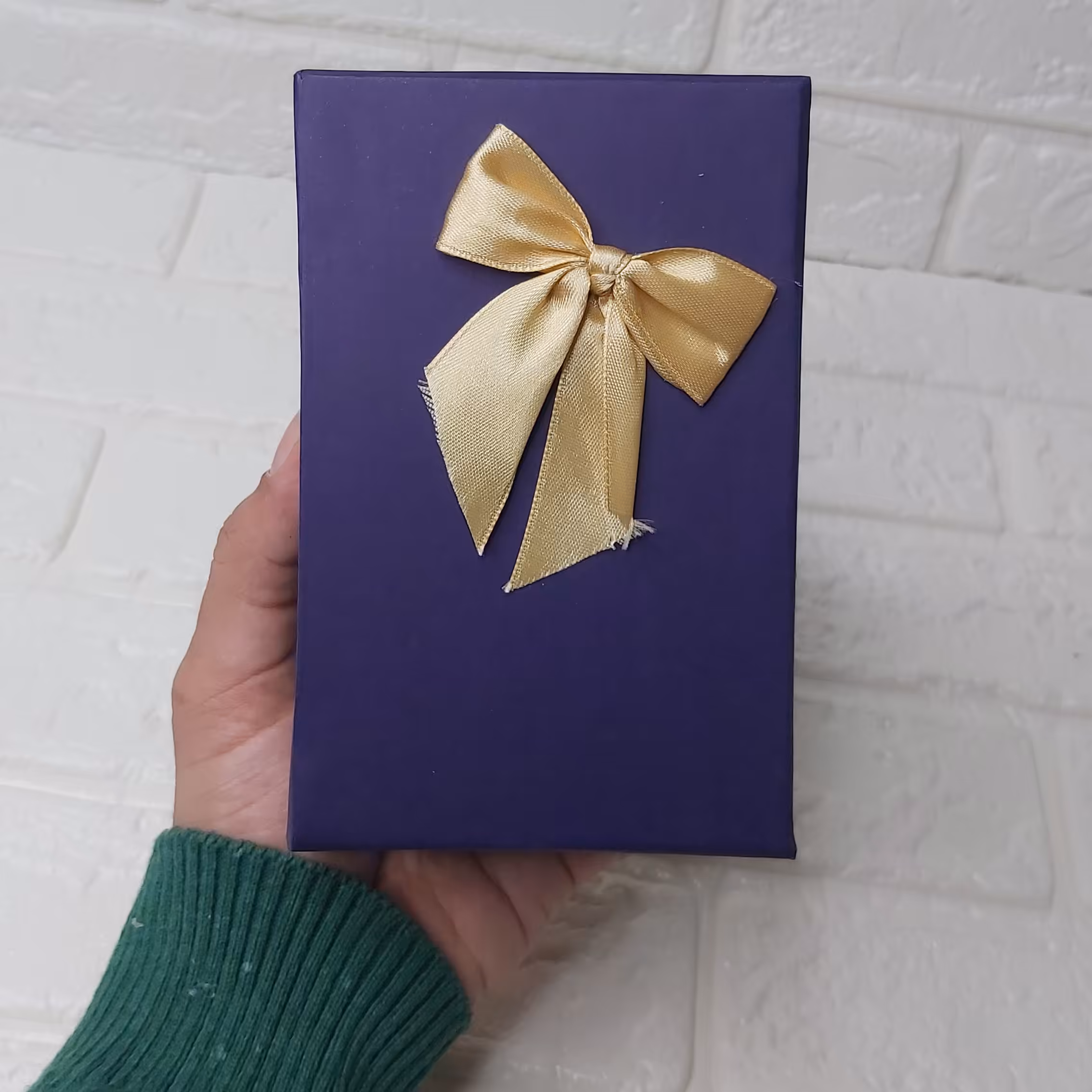 باکس خالی مستطیلی سرمه ی کادوی هزینه ارسال در محل با مشتری میباشد