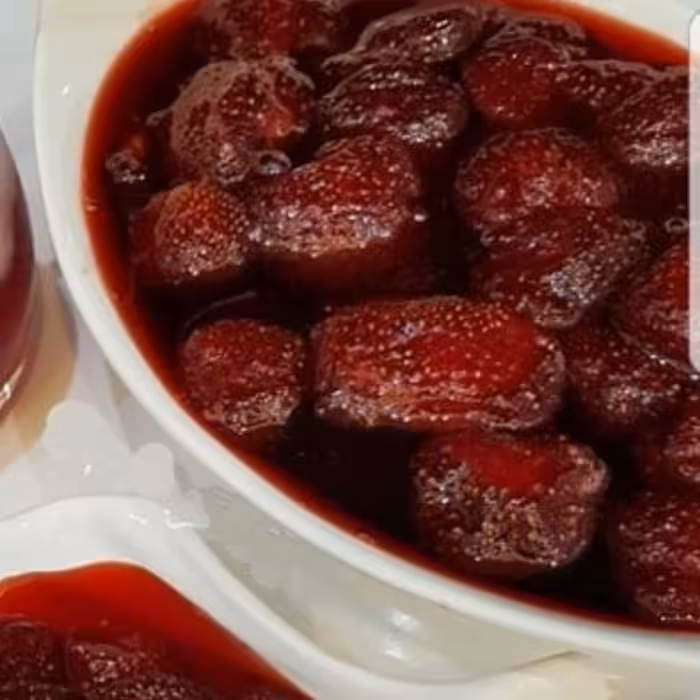 مربا  توت فرنگی خانگی یک کیلویی ( 1000 گرمی )