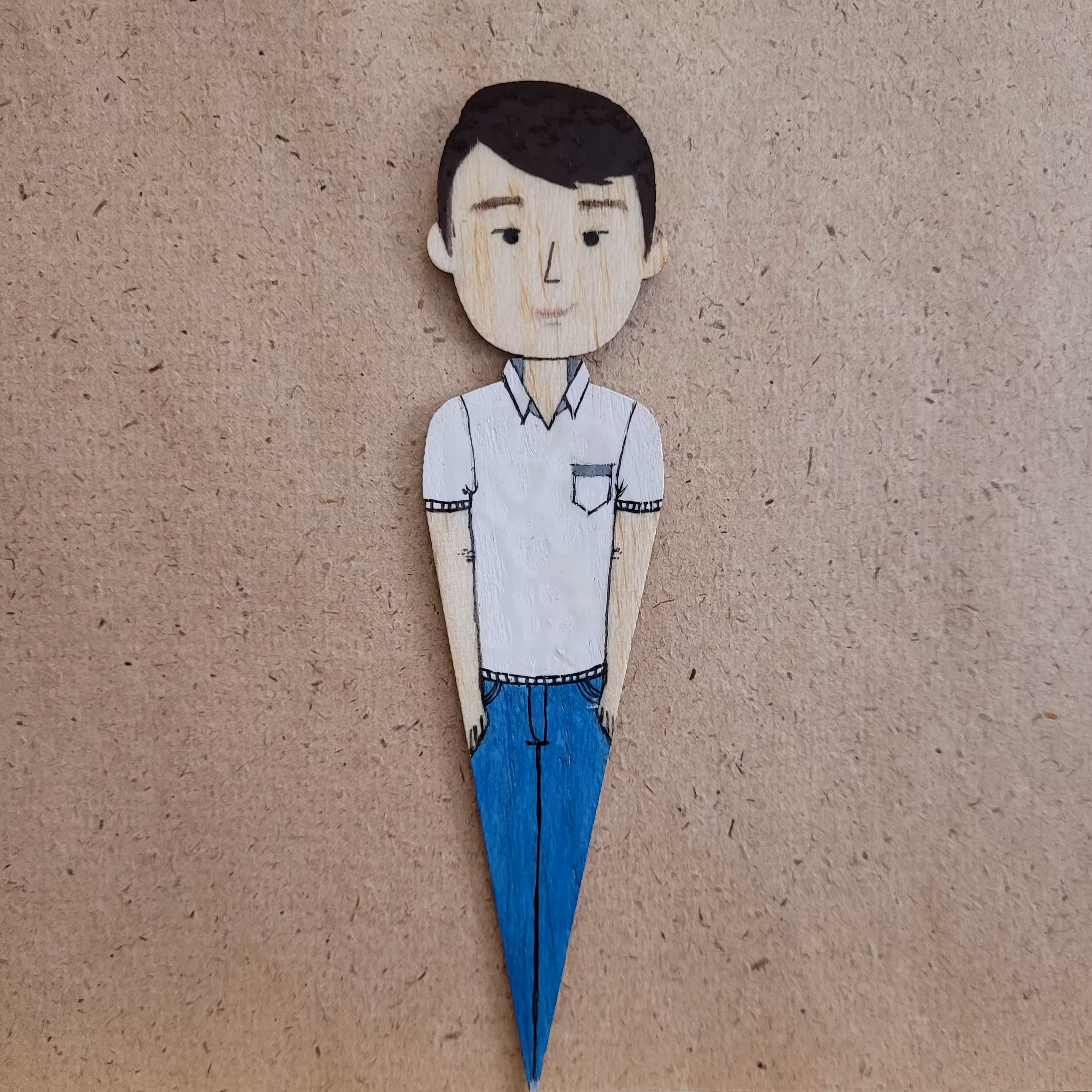 بوک مارک نقاشی چهره روی چوب بالسا بهترین هدیه برای خودت و دوستات.  چوب الف. مستر پسر با تیشرت سفید