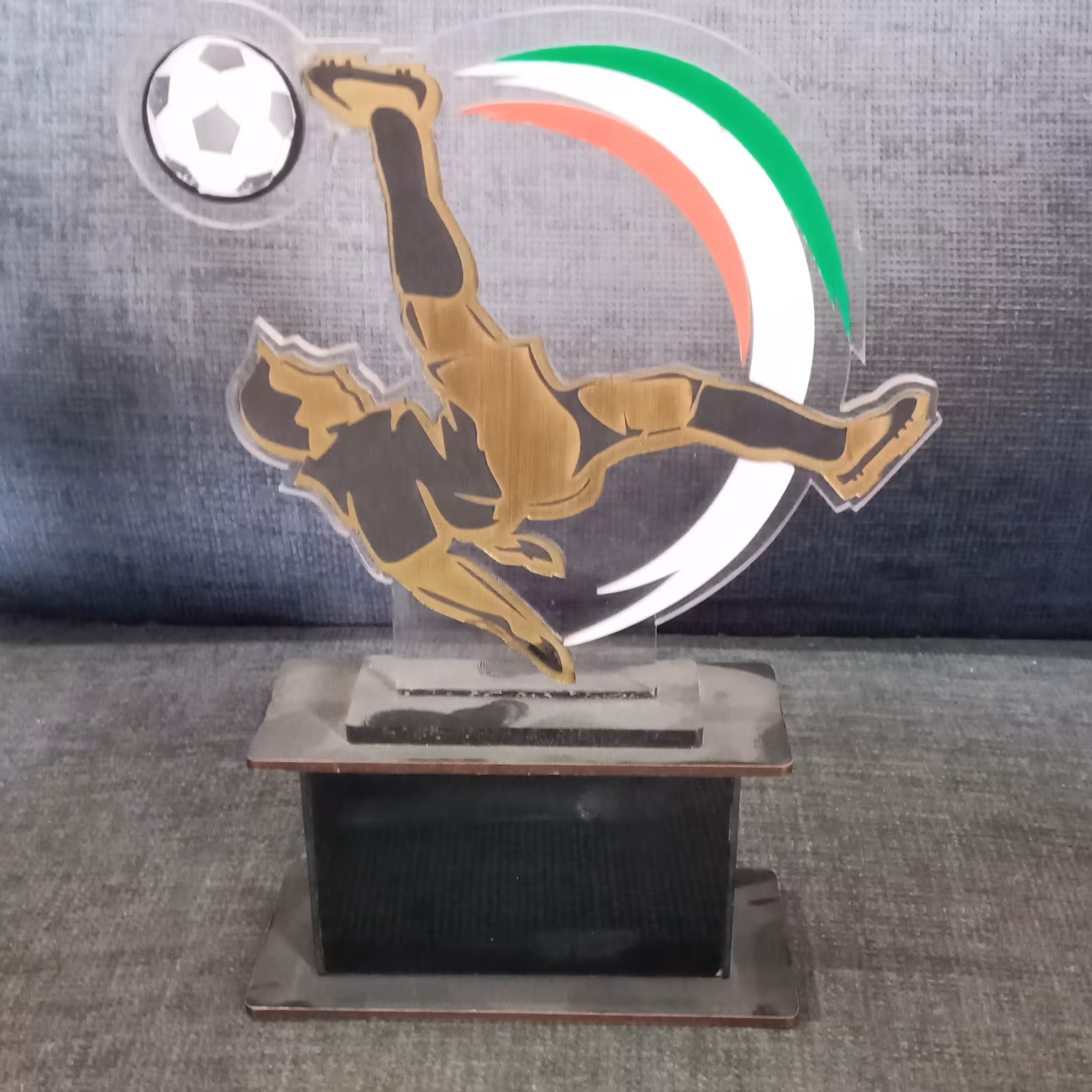 تندیس  و جام فوتبالی