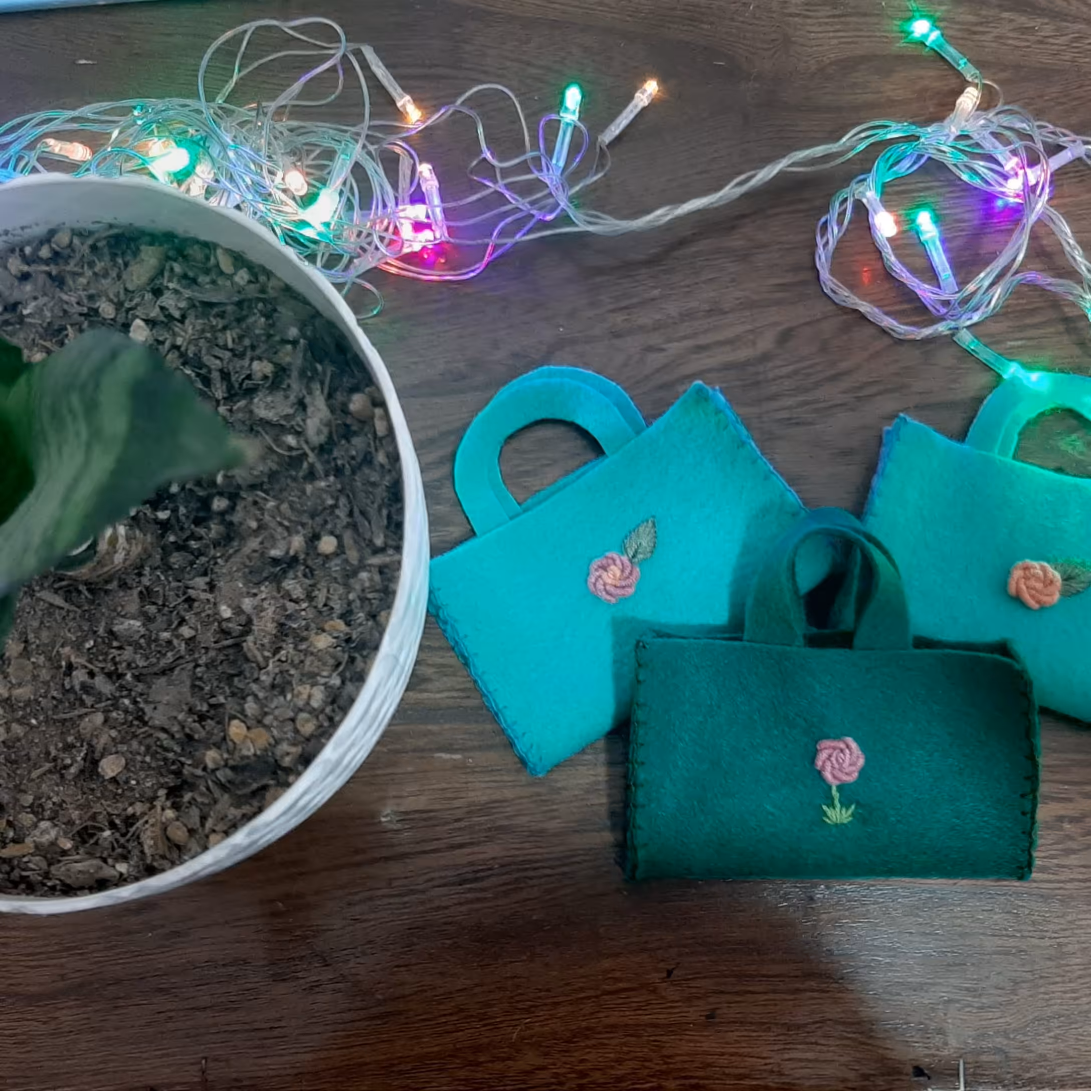 گیفت تزیینی نمدی گلدوزی شده .پس کرایه