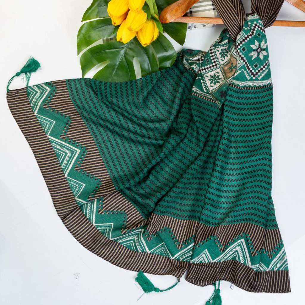 شال نخی اعلا منگوله دار رنگبندی طبق عکس ی شال شیک و اسپرت ک رنگاش بینظیره ایستایی عالی روی سر اصلا لیز نیست بینظییییره