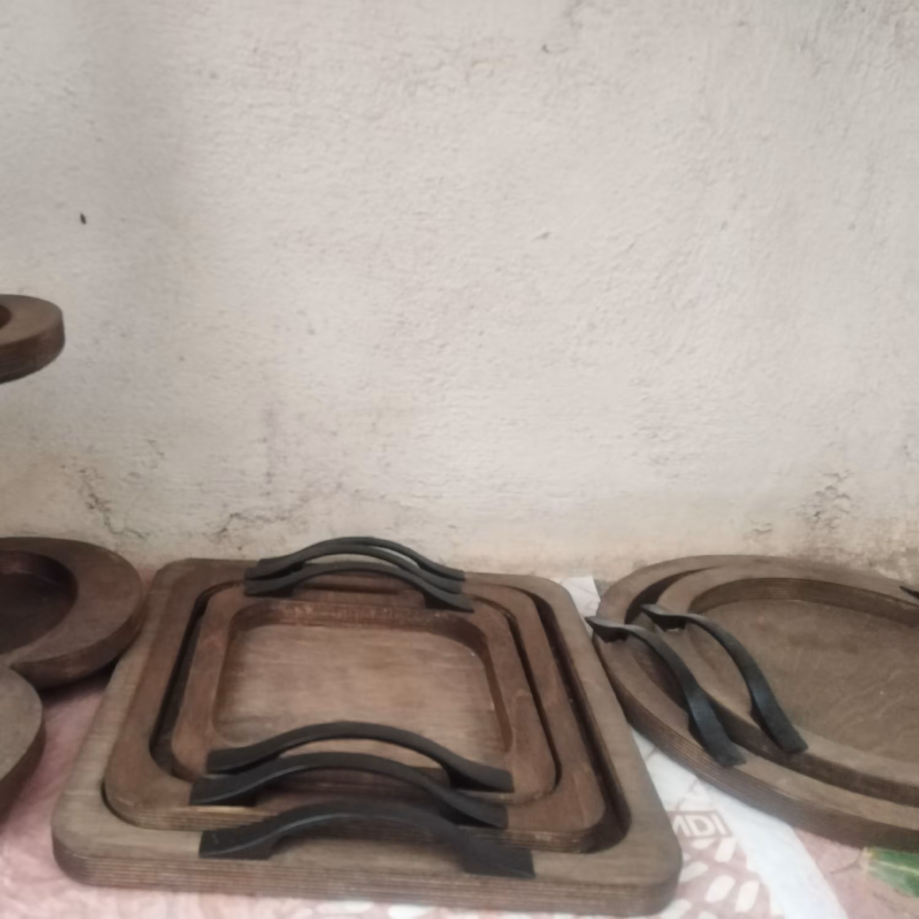 سینی چوبی رنگ قهوه‌ای در سه سایز 