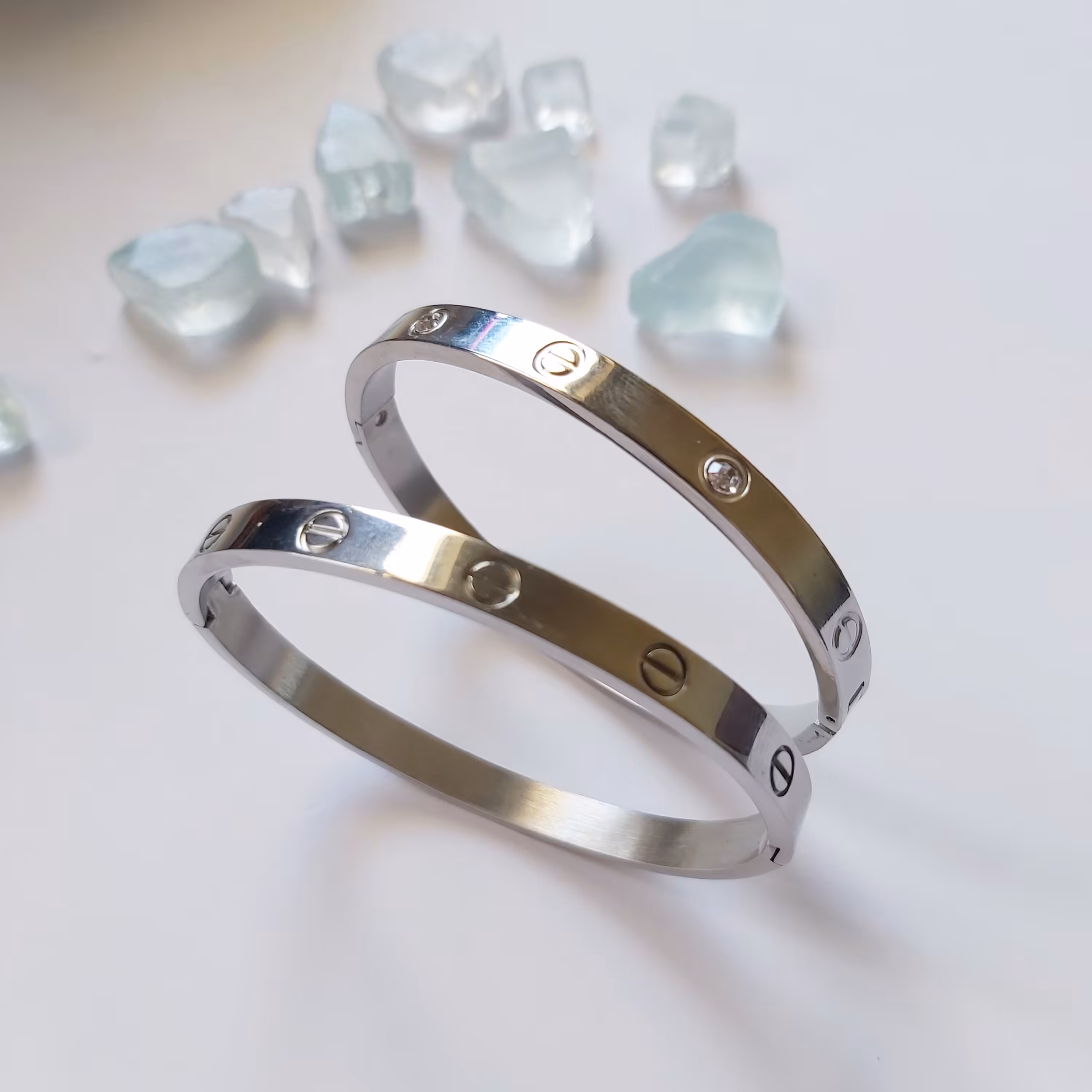 دستبند شیک کارتیر لاو نقره ای رنگ جنس استیل رنگ ثابت و ضد حساسیت  