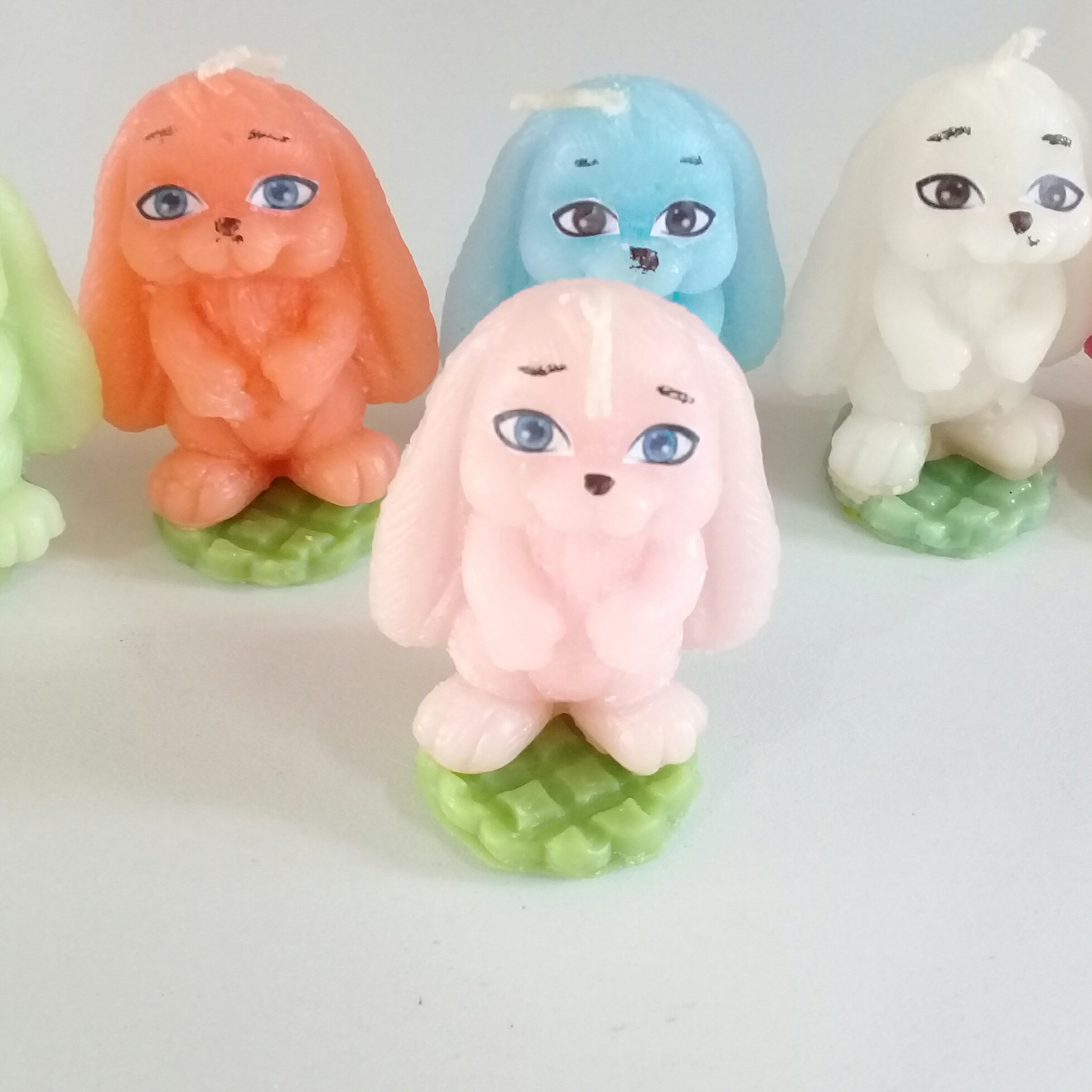 شمع خرگوش نماد سال 1402 دارای رنگ بندی جذاب و قابل سفارش ب صورت عمده