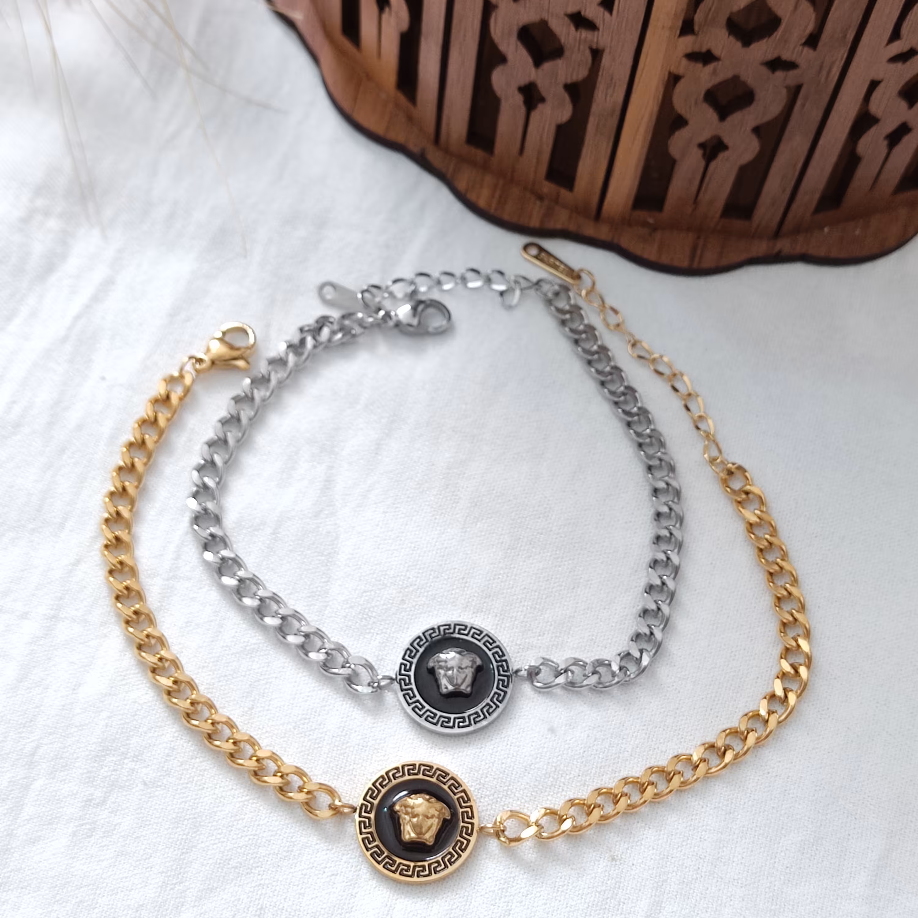 دستبند استیل آبکاری طلا مدل ورساچ طرح جذاب رنگ ثابت 