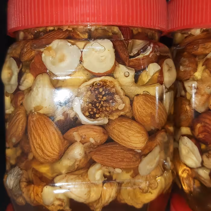 معجون عسل و مغز ها (تمامی عسل های این غرفه گارانتی می‌شود و تضمینی است)
