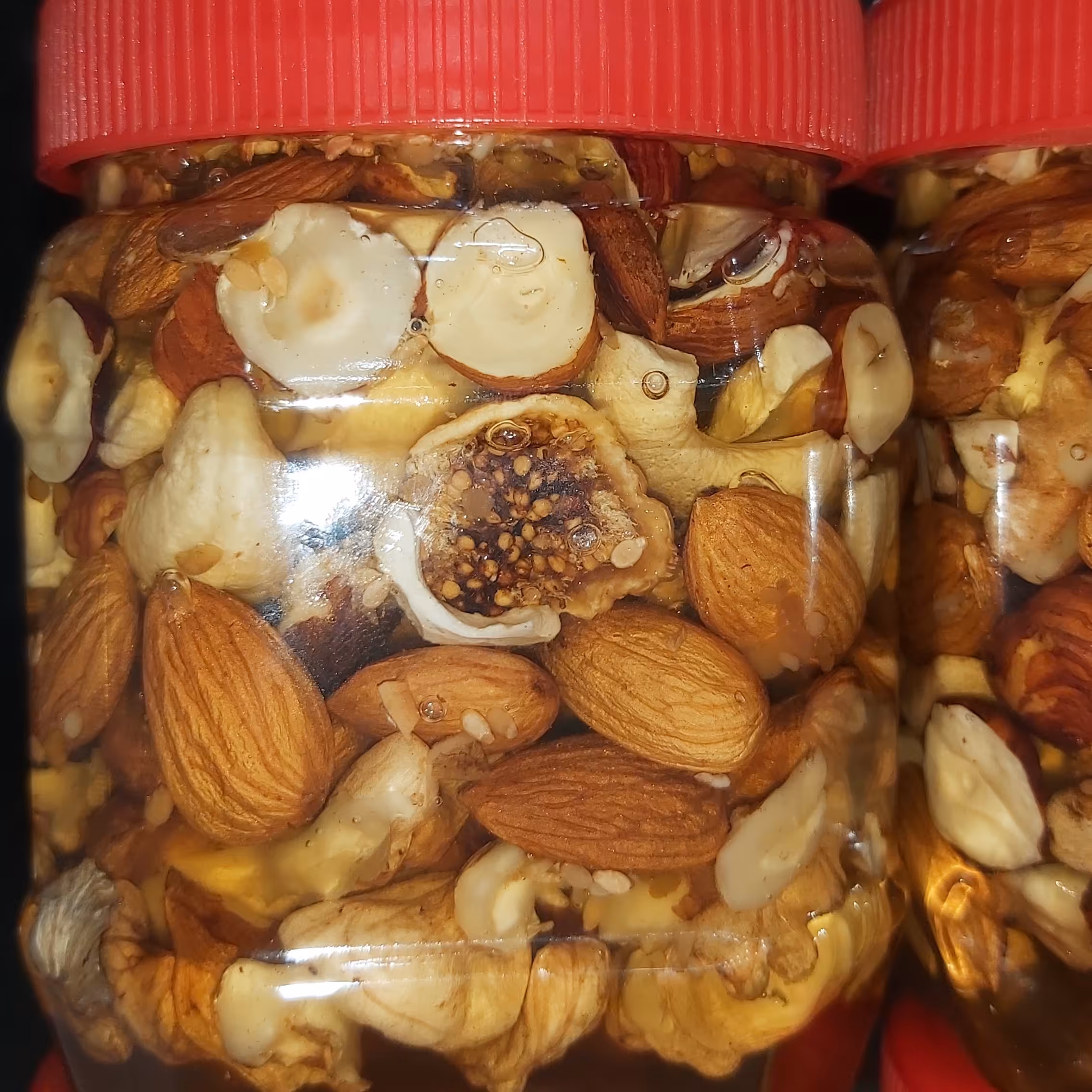 معجون عسل و مغز ها (تمامی عسل های این غرفه گارانتی می‌شود و تضمینی است)