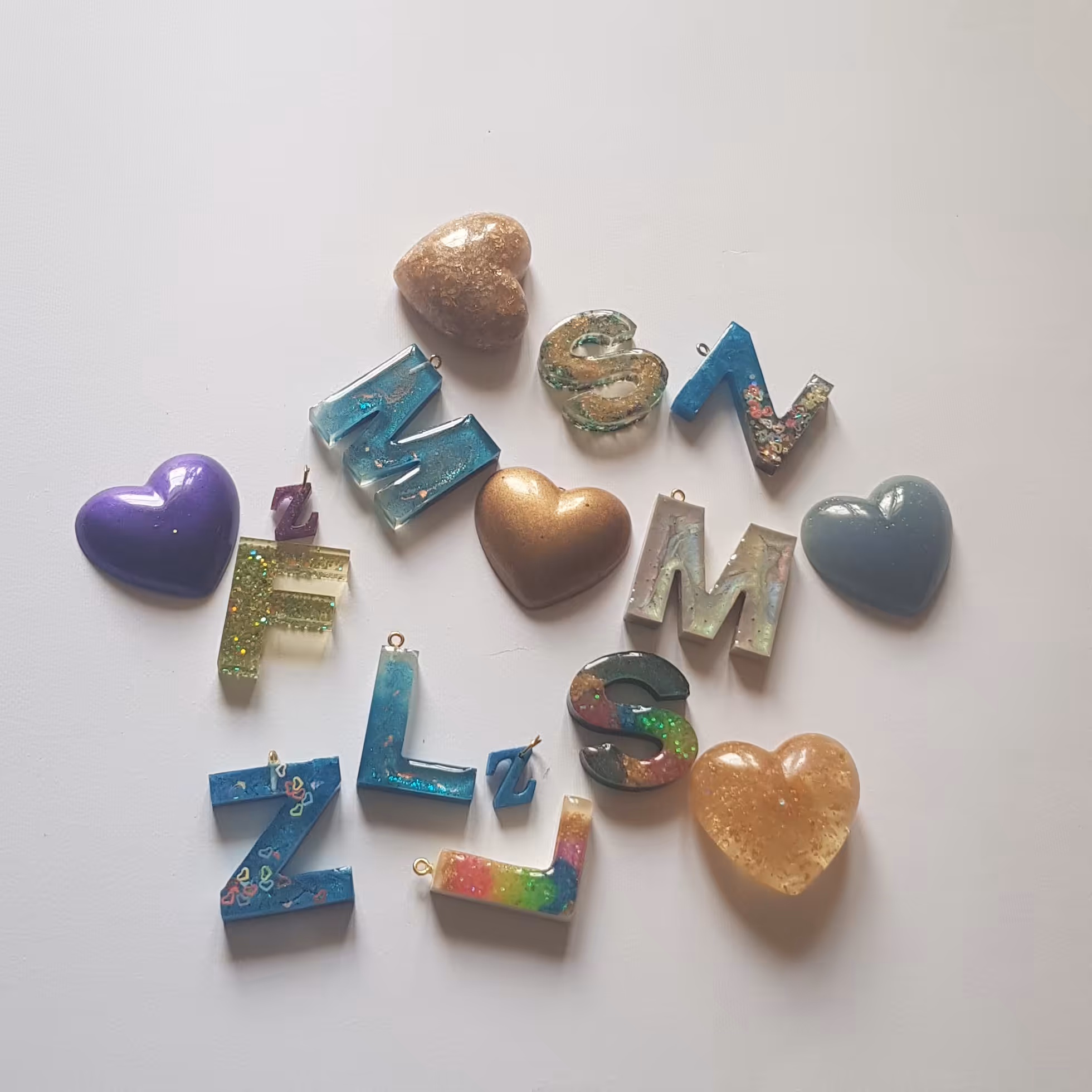 حروف الفبا انگلیسی همه رنگها طبق سلیقه مشتری سایز 4 سانتیمتر و سایز یک ونیم سانتیمتر جنس رزین 