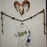 تی شرت بیسبالی اورجینال جرزی دکمه دار سفید رنگ با لوگو طلایی دخترانه و پسرانه 