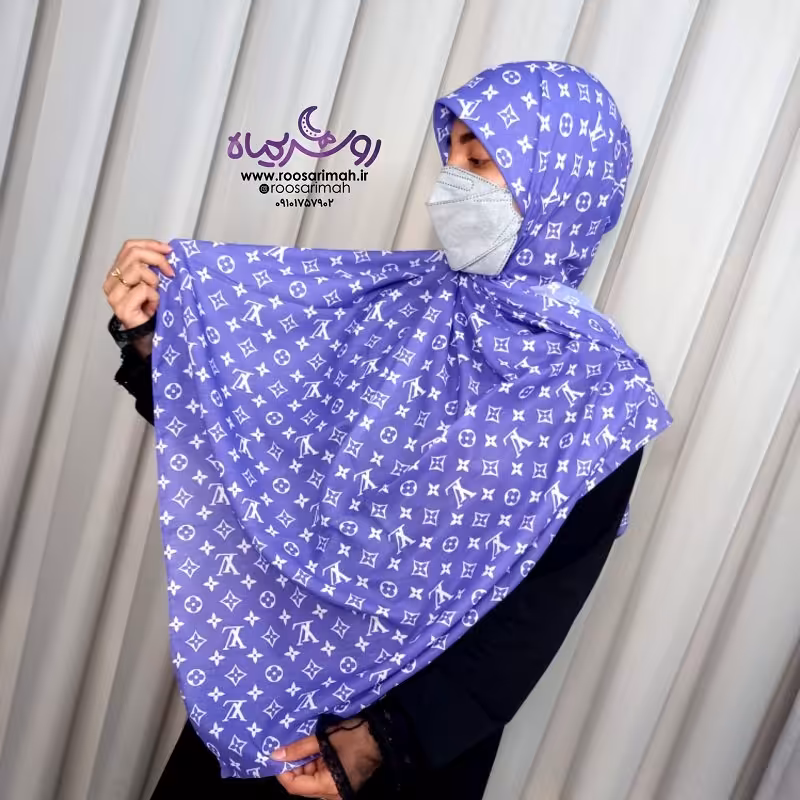 روسری بنفش طرح ال وی. دور دوخت. روی سر کاملا گرد و صاف وایسمیته. منگوله دار 