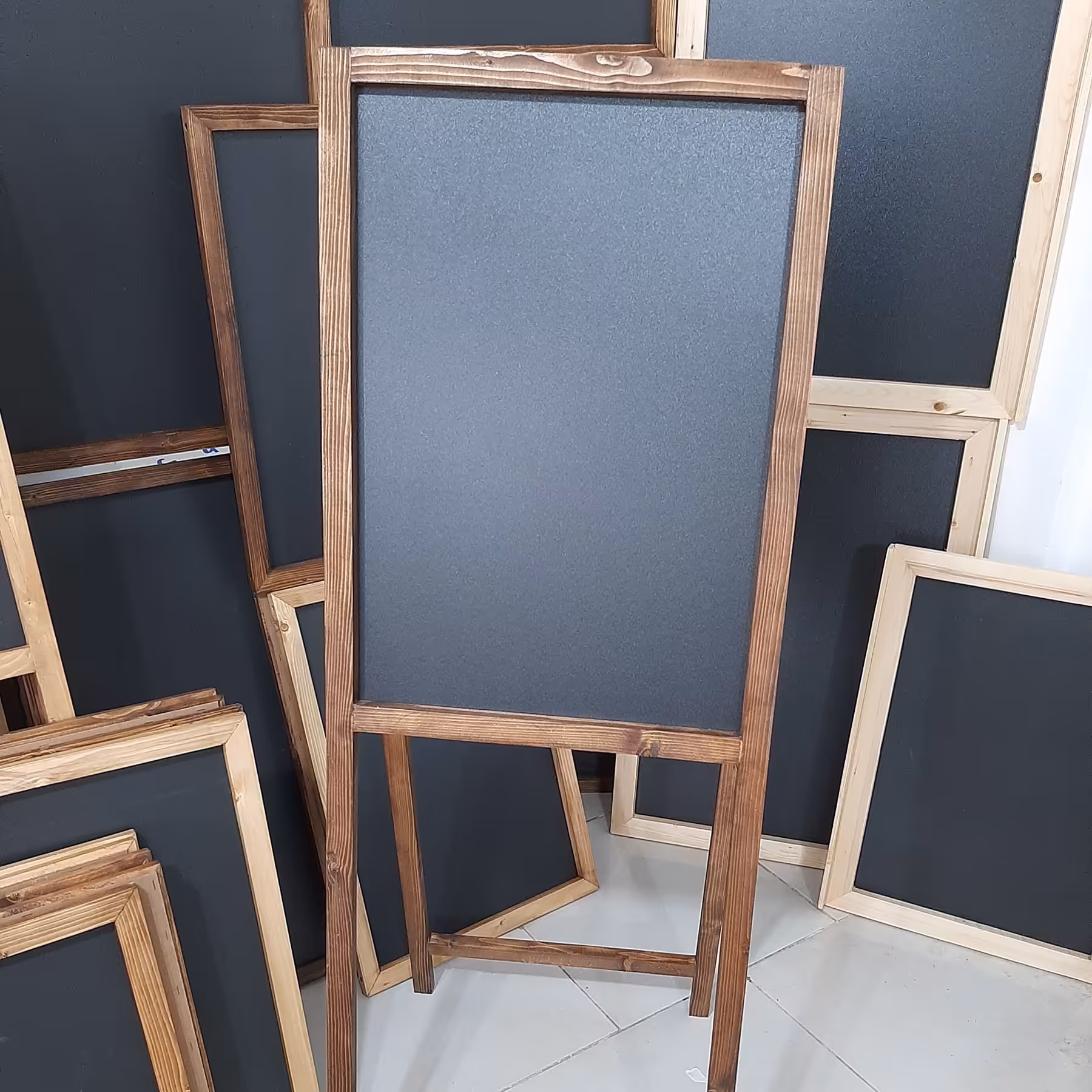 تخته سیاه ایستاده (کافی شاپ)