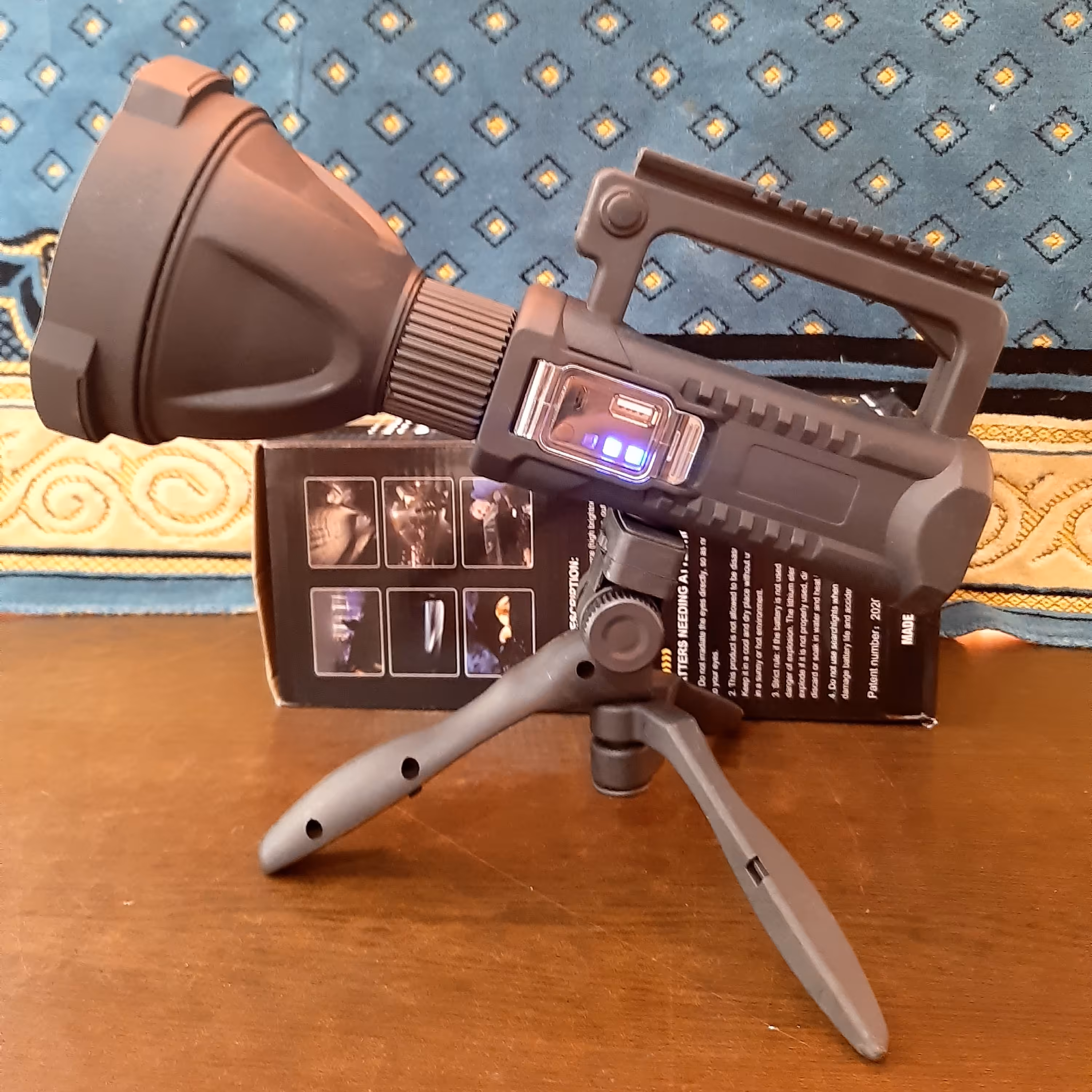 چراغ قوه  حرفه ای بسیار پر قدرت پاور بانک نور 3 حالته چشمک زن