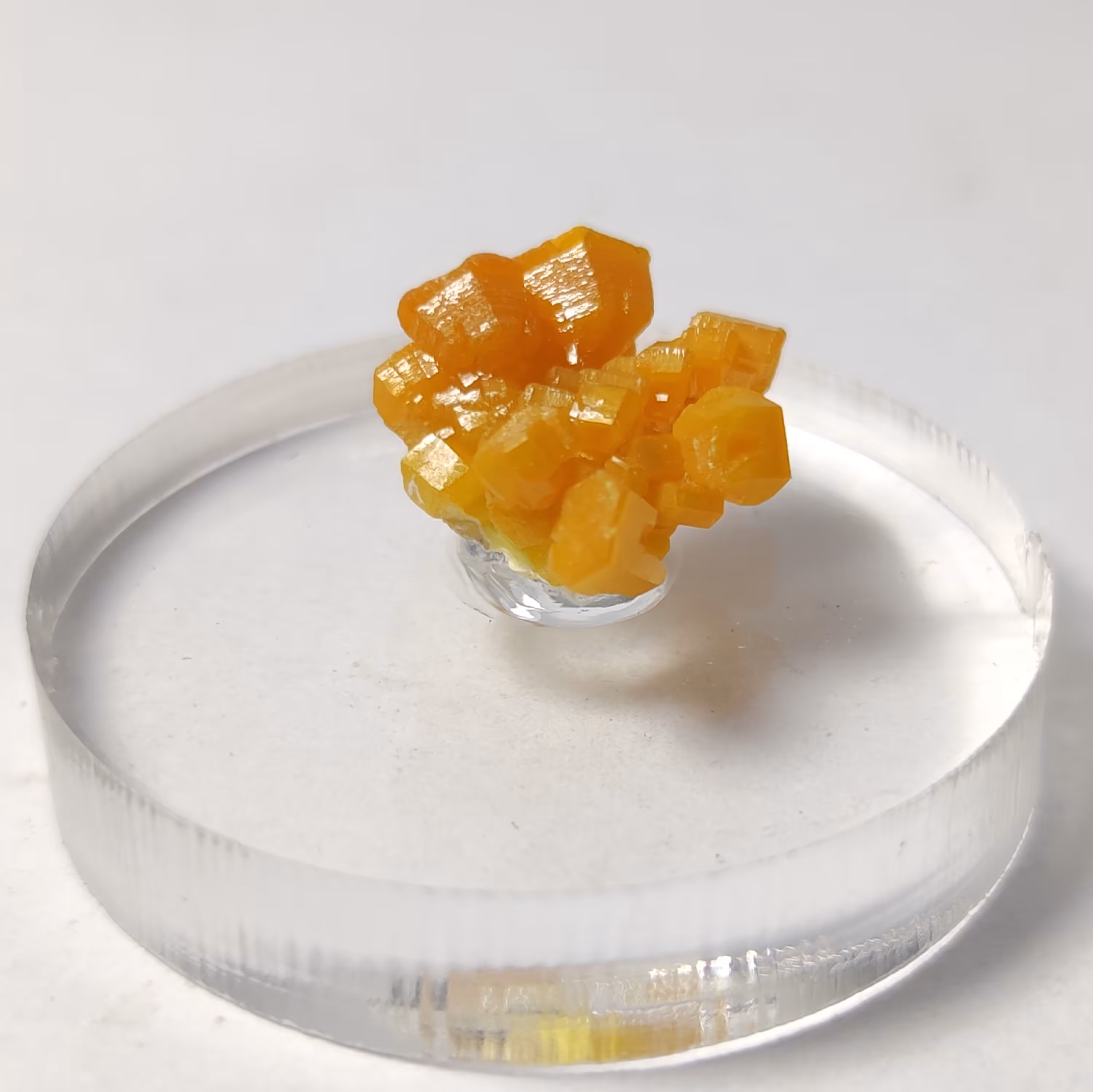 راف سنگ میمتیت معدنی نصب بر روی پایه پلکسی      