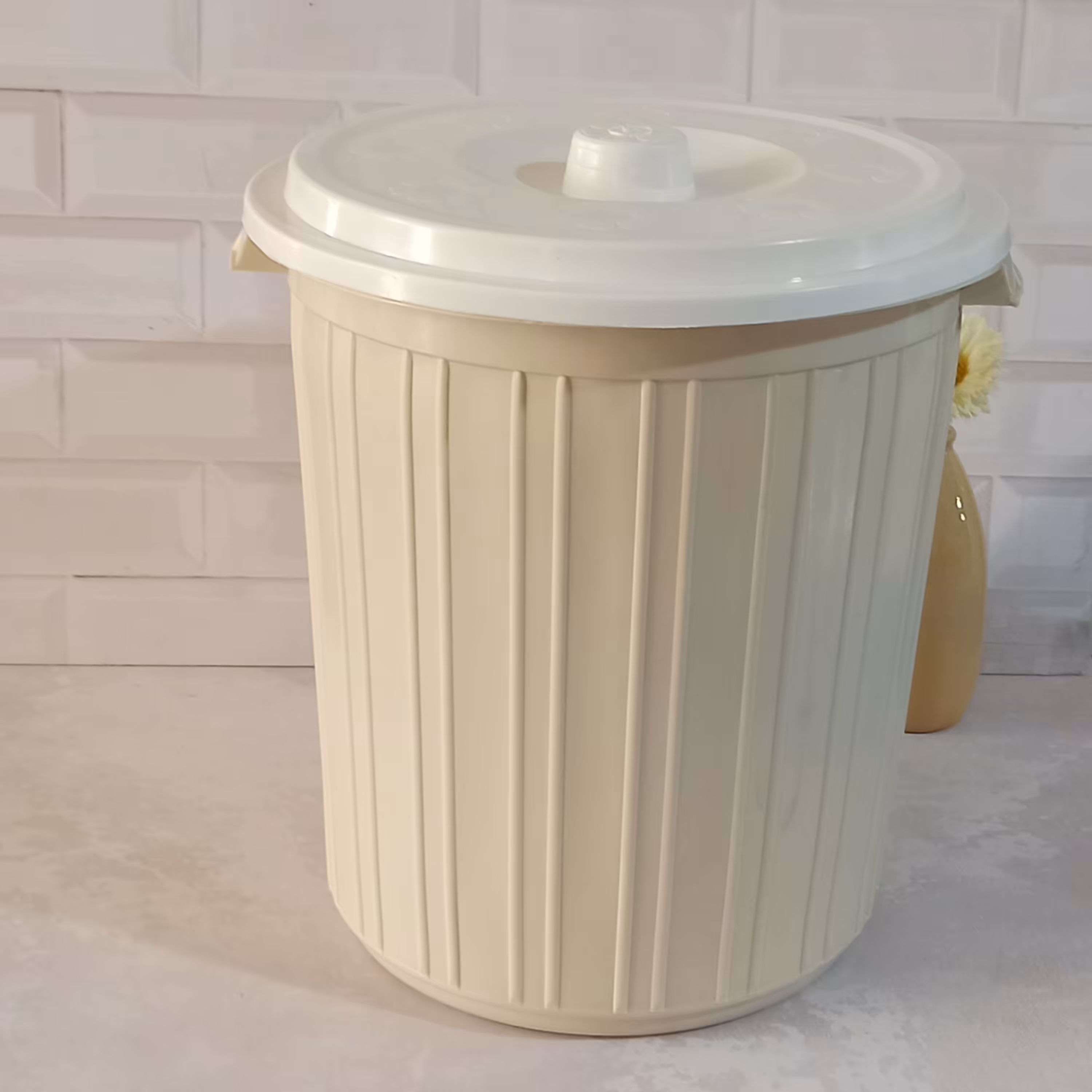 سطل درب دار شماره 605 مناسب برای برنج  آرد و زباله تهیه شده از مواد نو با کیفیت 