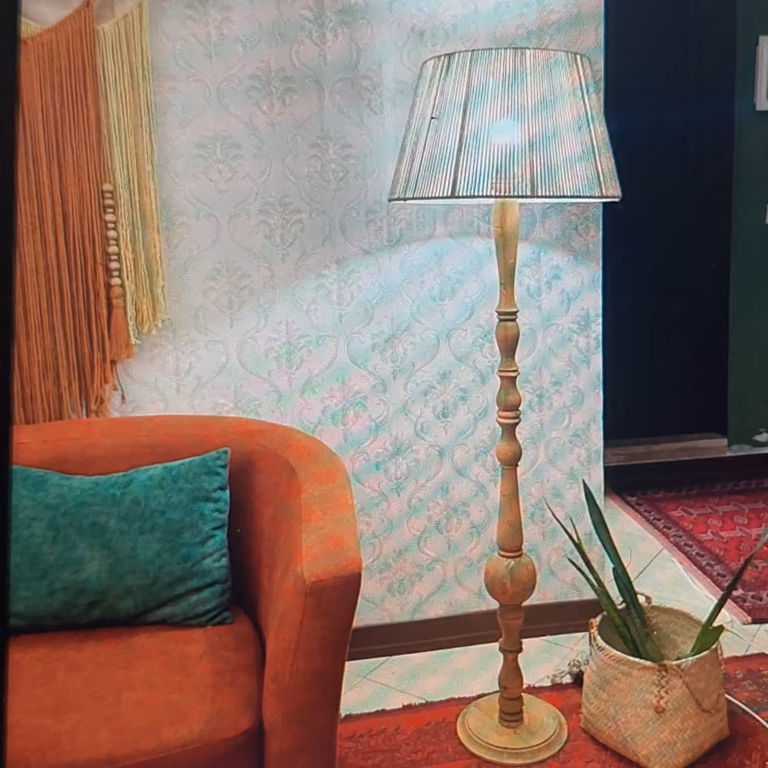 آباژور ایستاده