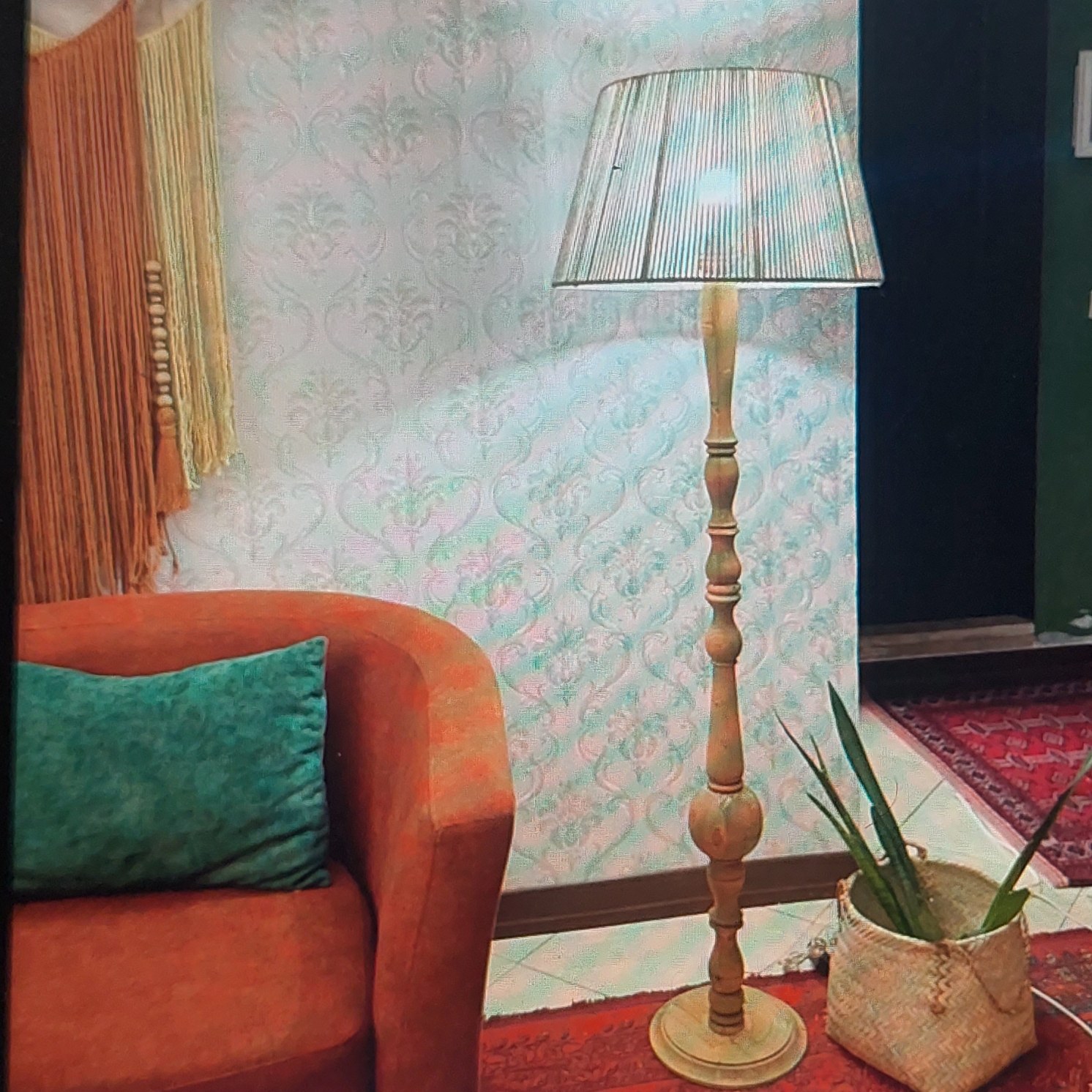 آباژور ایستاده