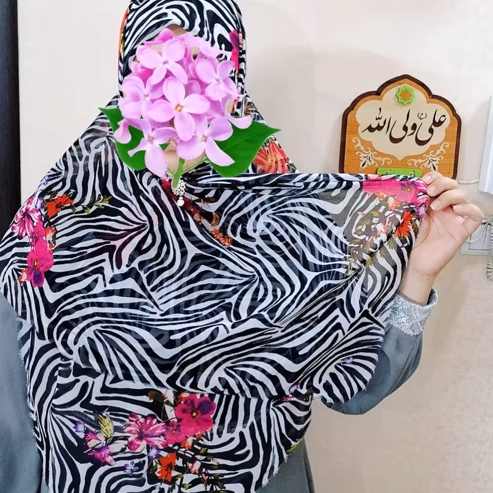 ست روسری و ساق دست طرح زبرا با گلهای سرخ