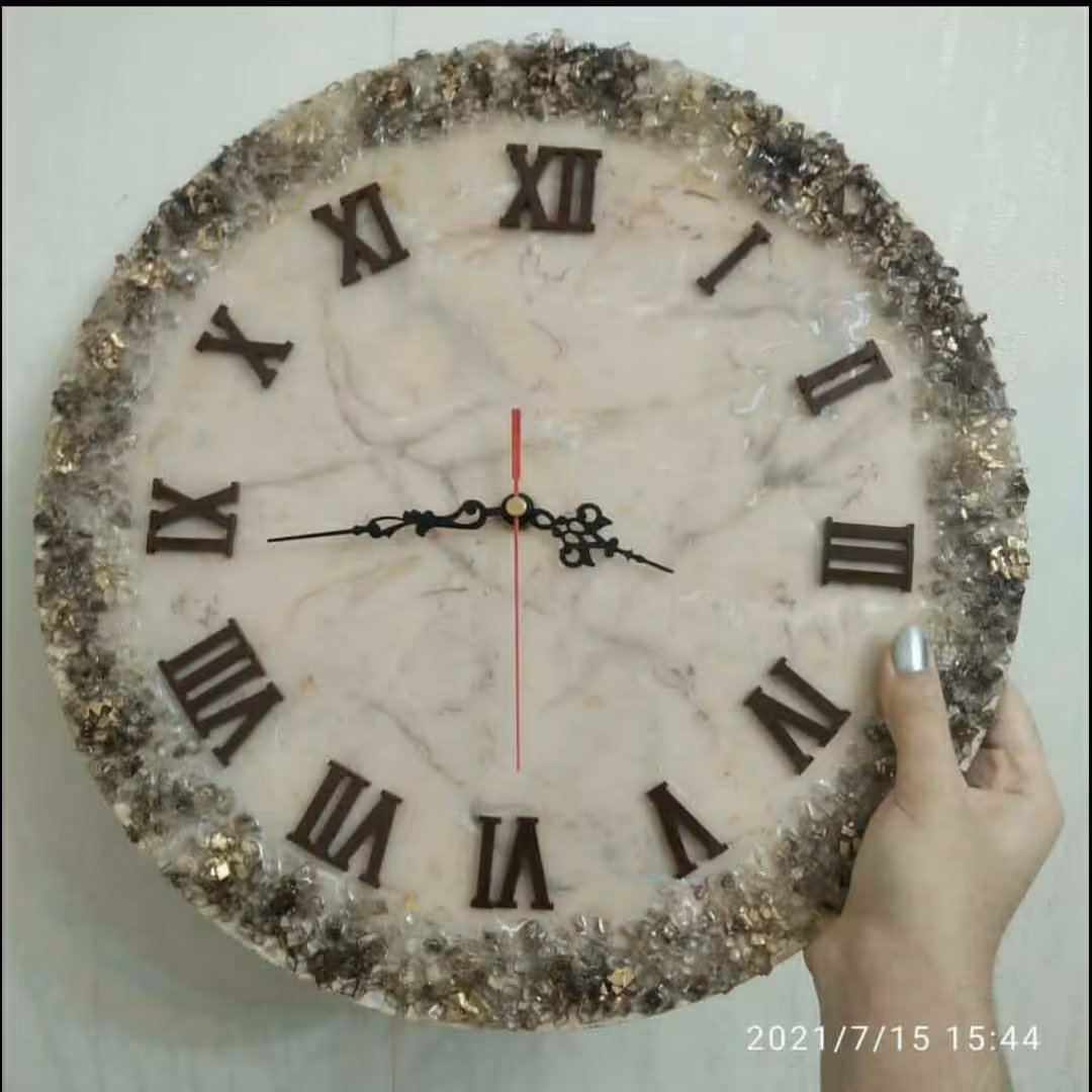 ساعت رزینی دور کریستال رنگی به شعاع 35 سانت  