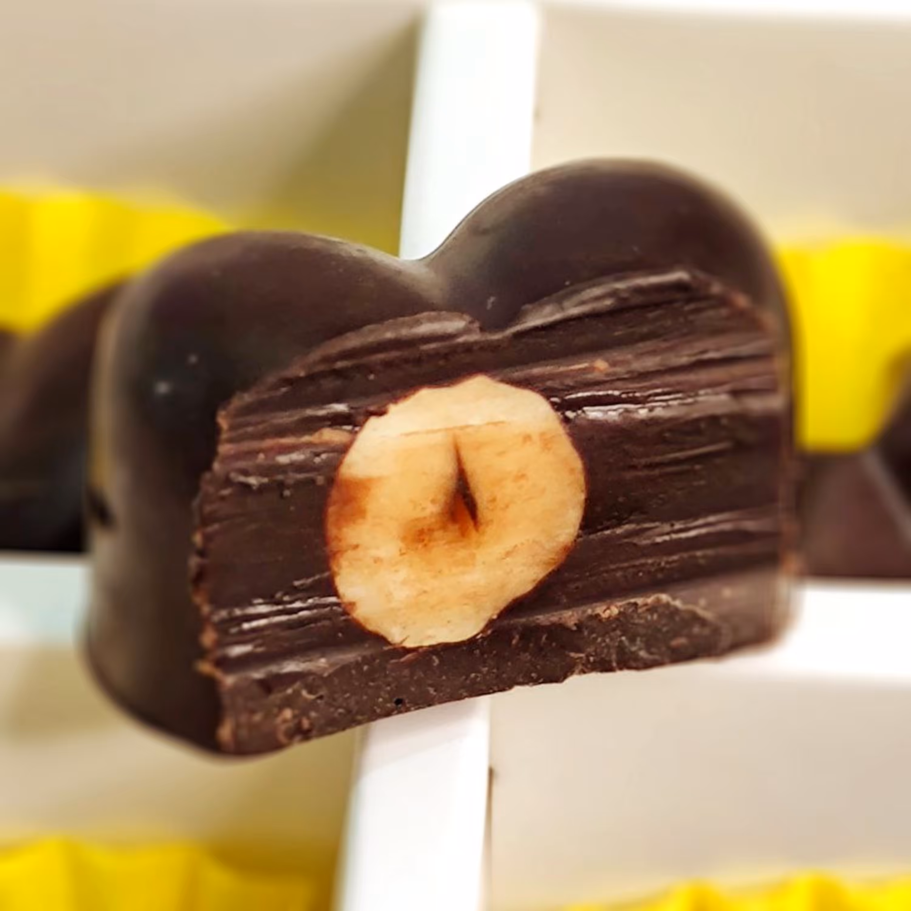 شکلات با طعم قهوه و مغز فندق