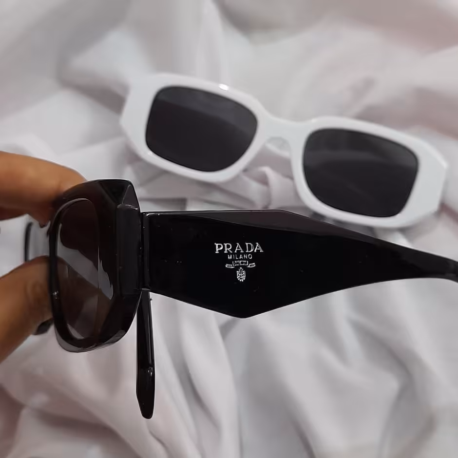 عینک پرادا در دو رنگ مشکی و سفید 
