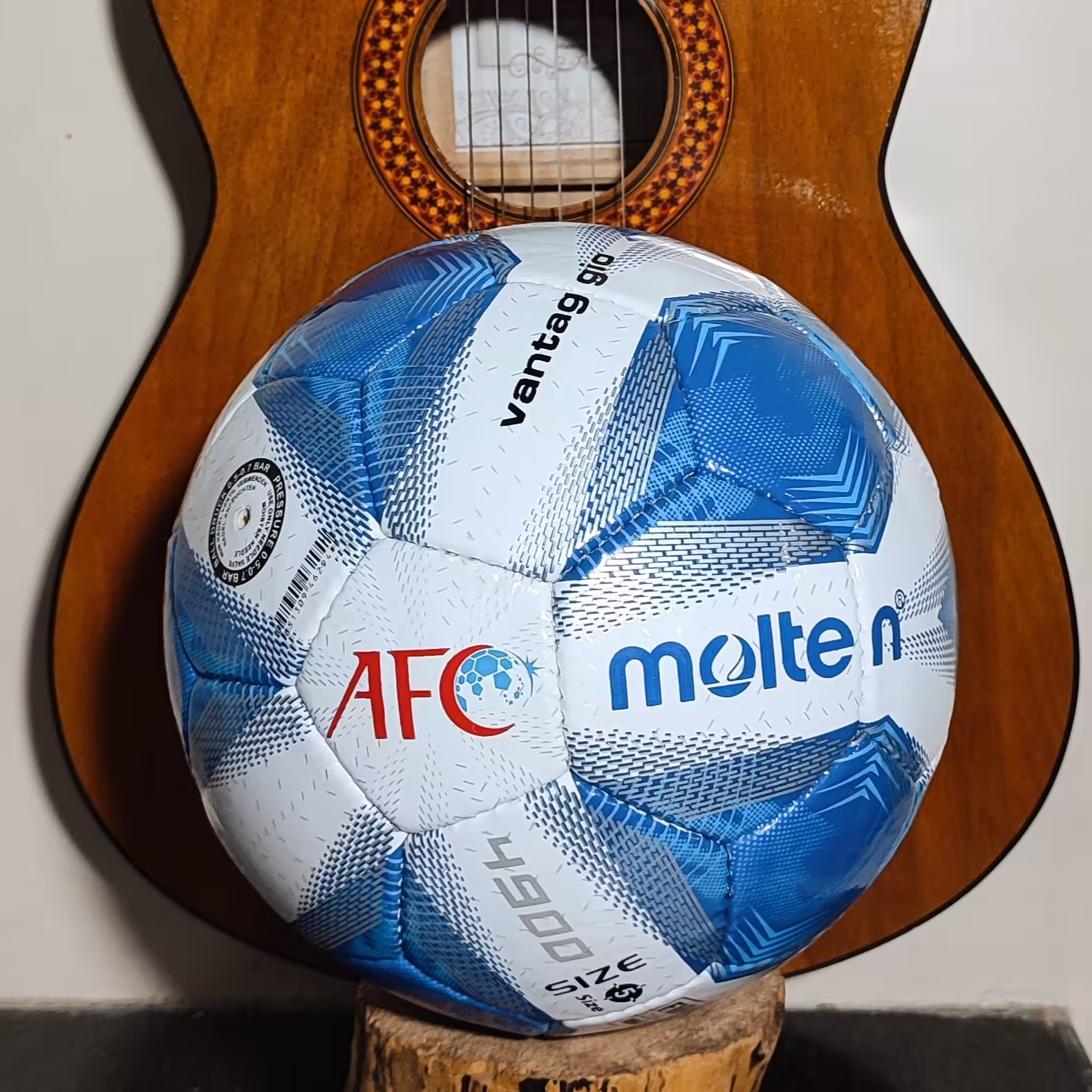 توپ ملتن مولتن molten اورجینال چمن سایز 5 طرح vantaggio 4900 رنگ سفید و آبی درجه یک 