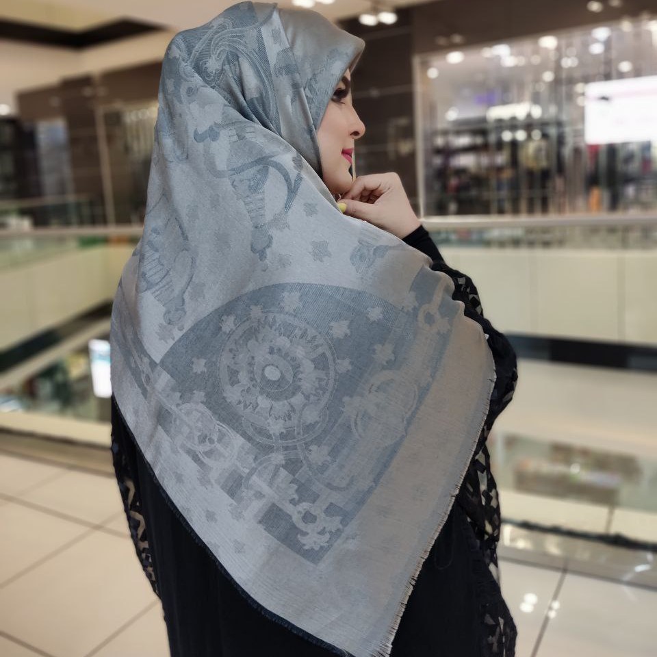 روسری نخ ابریشم ژاکارد لمه دار وارداتی قواره 140 رنگ طوسی ارسال رایگان 