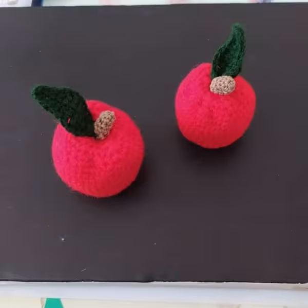 سیب قرمز بافتنی 