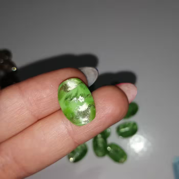 دکمه لباس شیشه ای رنگ سبز کوچک بسته 8عددی
