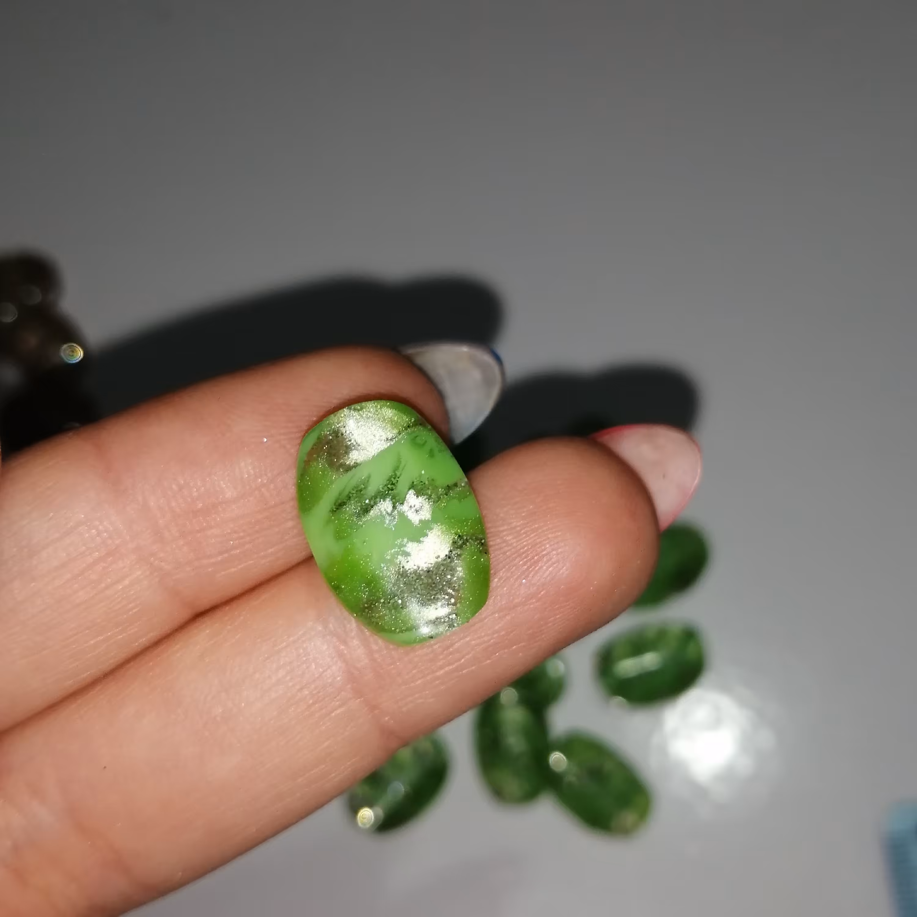 دکمه لباس شیشه ای رنگ سبز کوچک بسته 8عددی
