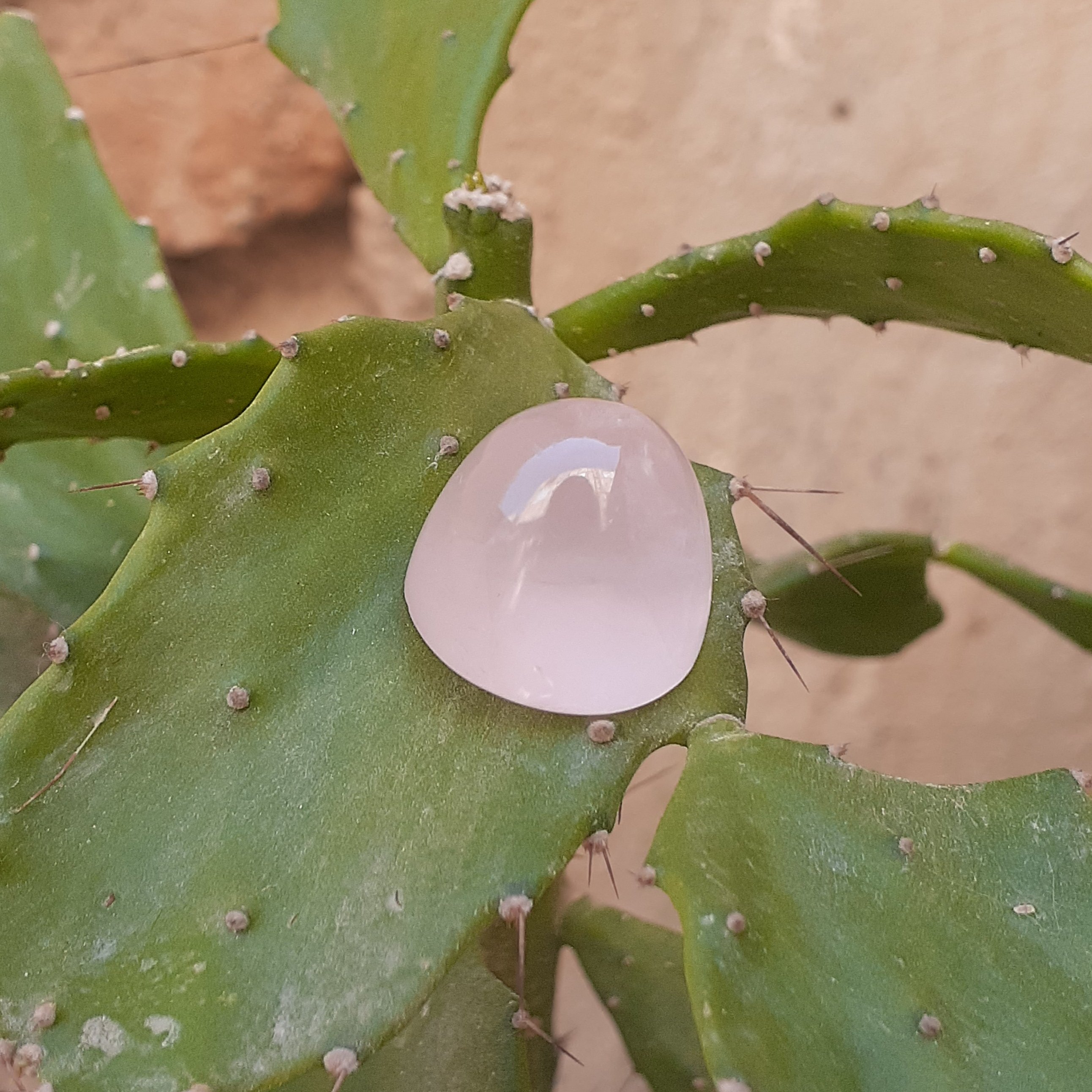 عقیق طبیعی رز کوارتز درجه یک خوشرنگ طبیعی کارتک و کلکسیونی پر از انرژی