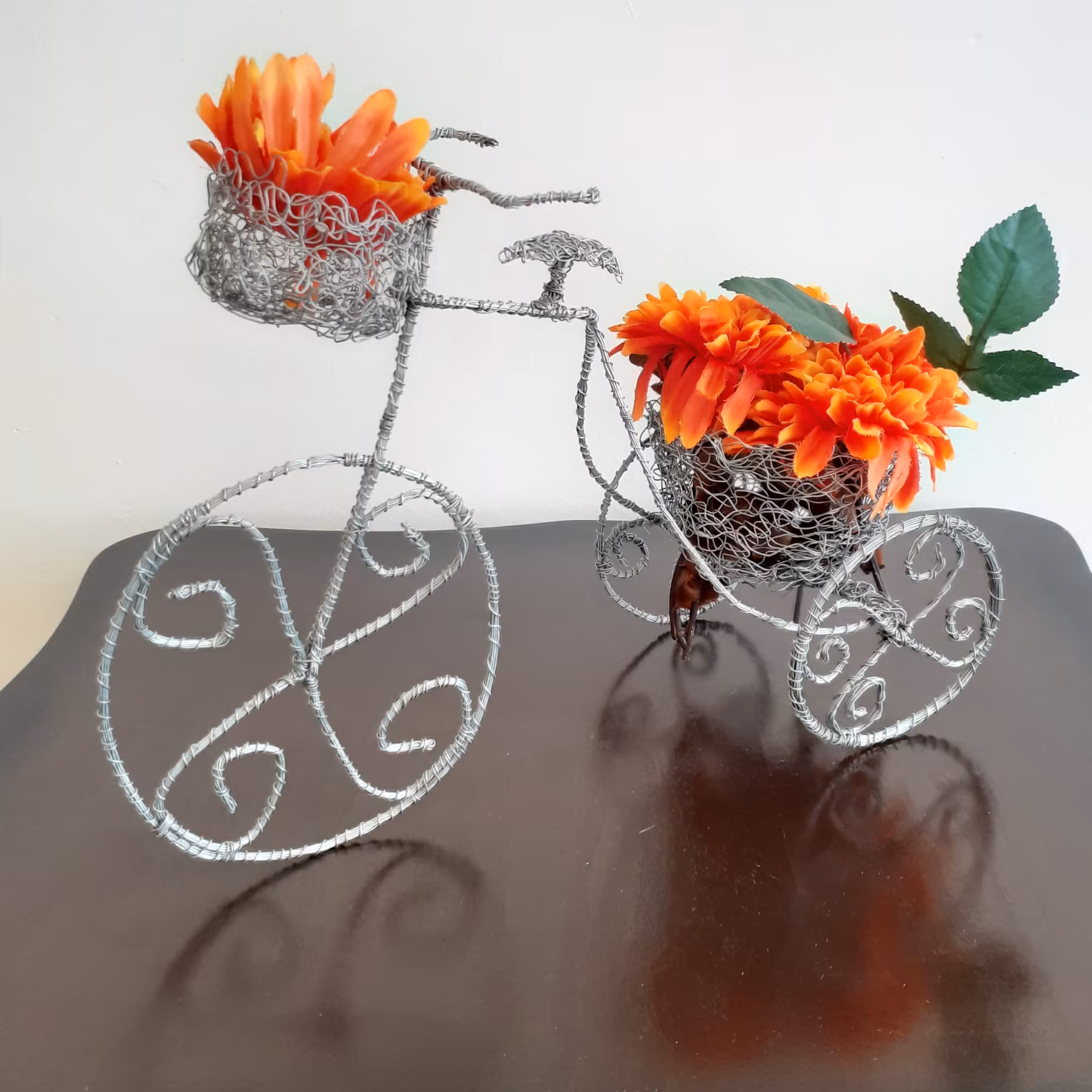 دکوری جای گل سیمی سه چرخه زیبا با جای شمع وارمردار سیمی مفتولی دست ساز هنری خاص